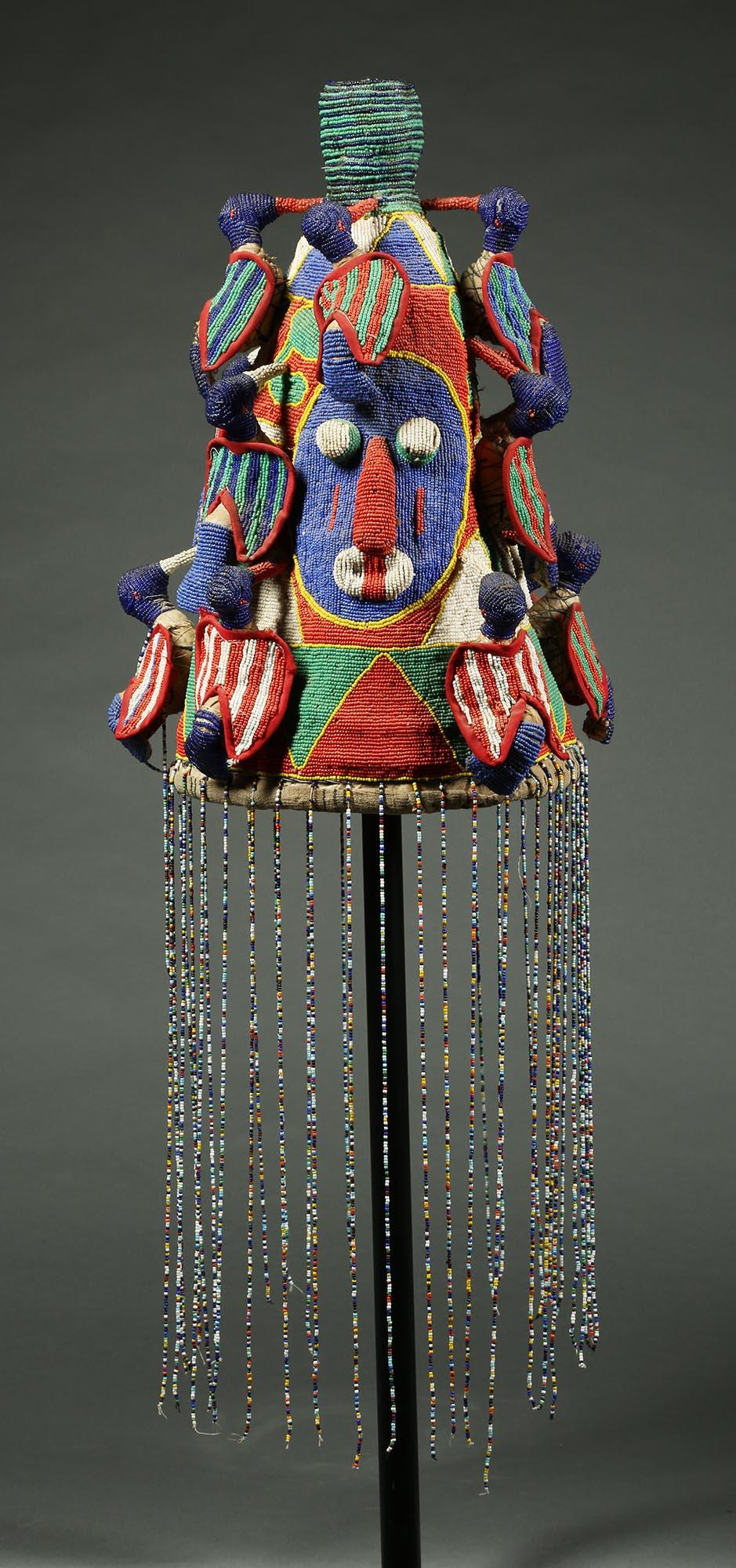 Fait main Grand chapeau de couronne décoratif en perles Yoruba Nigeria, fin du 20e siècle Oiseaux et visage en vente