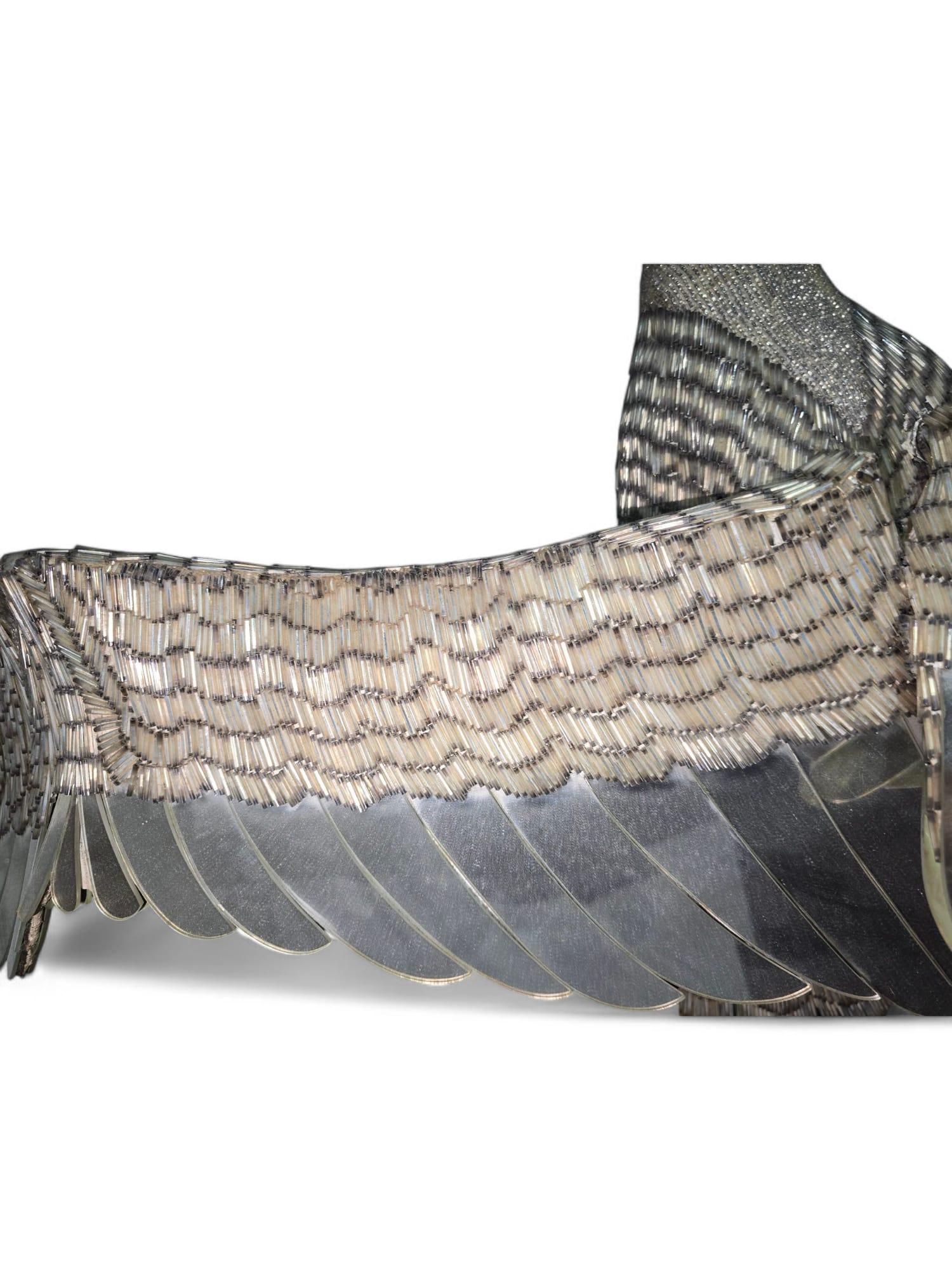 Metà XX secolo Uccello decorativo di grandi dimensioni con perline di vetro e specchi - 20° secolo in vendita
