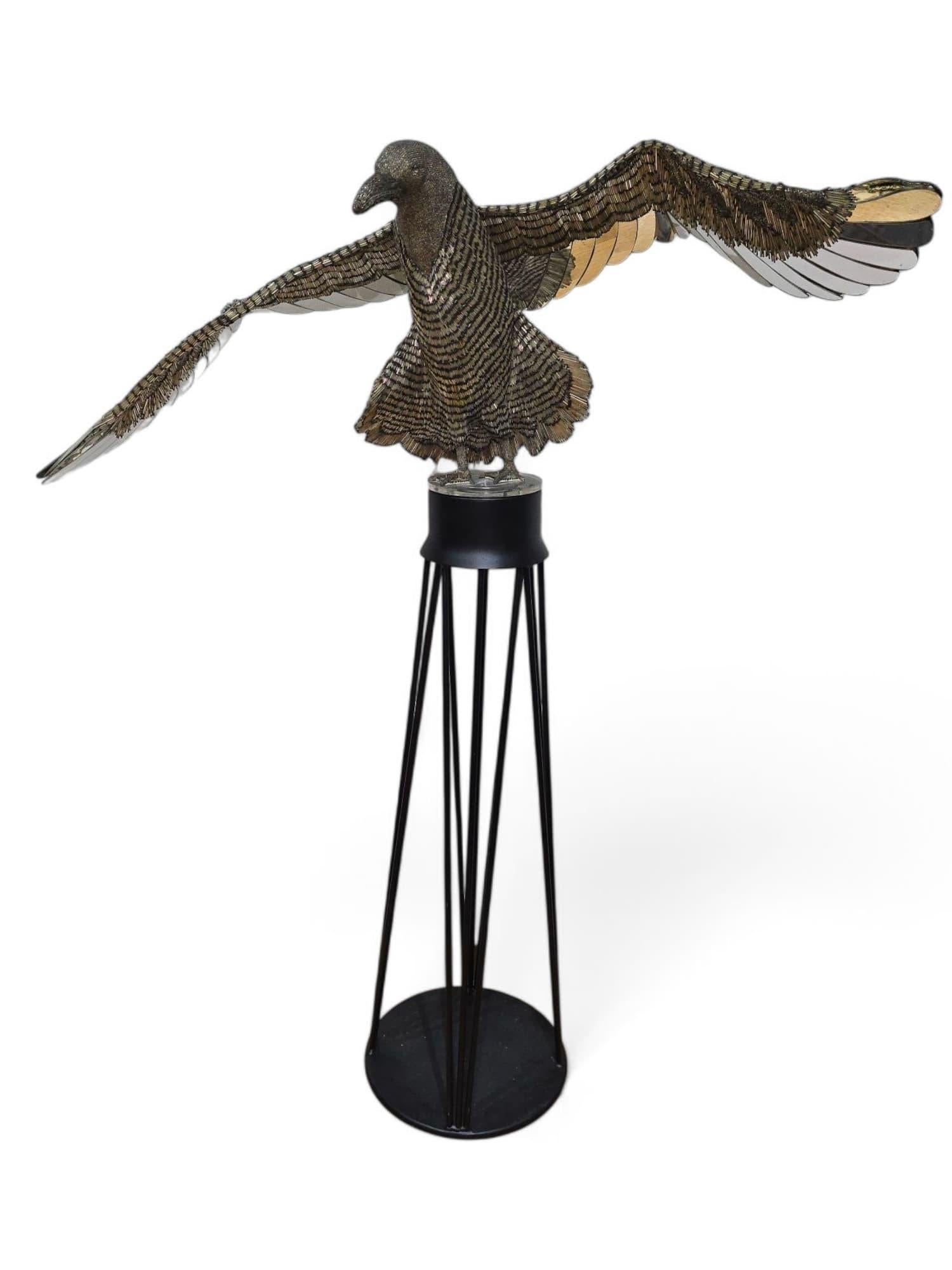 Uccello decorativo di grandi dimensioni con perline di vetro e specchi - 20° secolo in vendita 4
