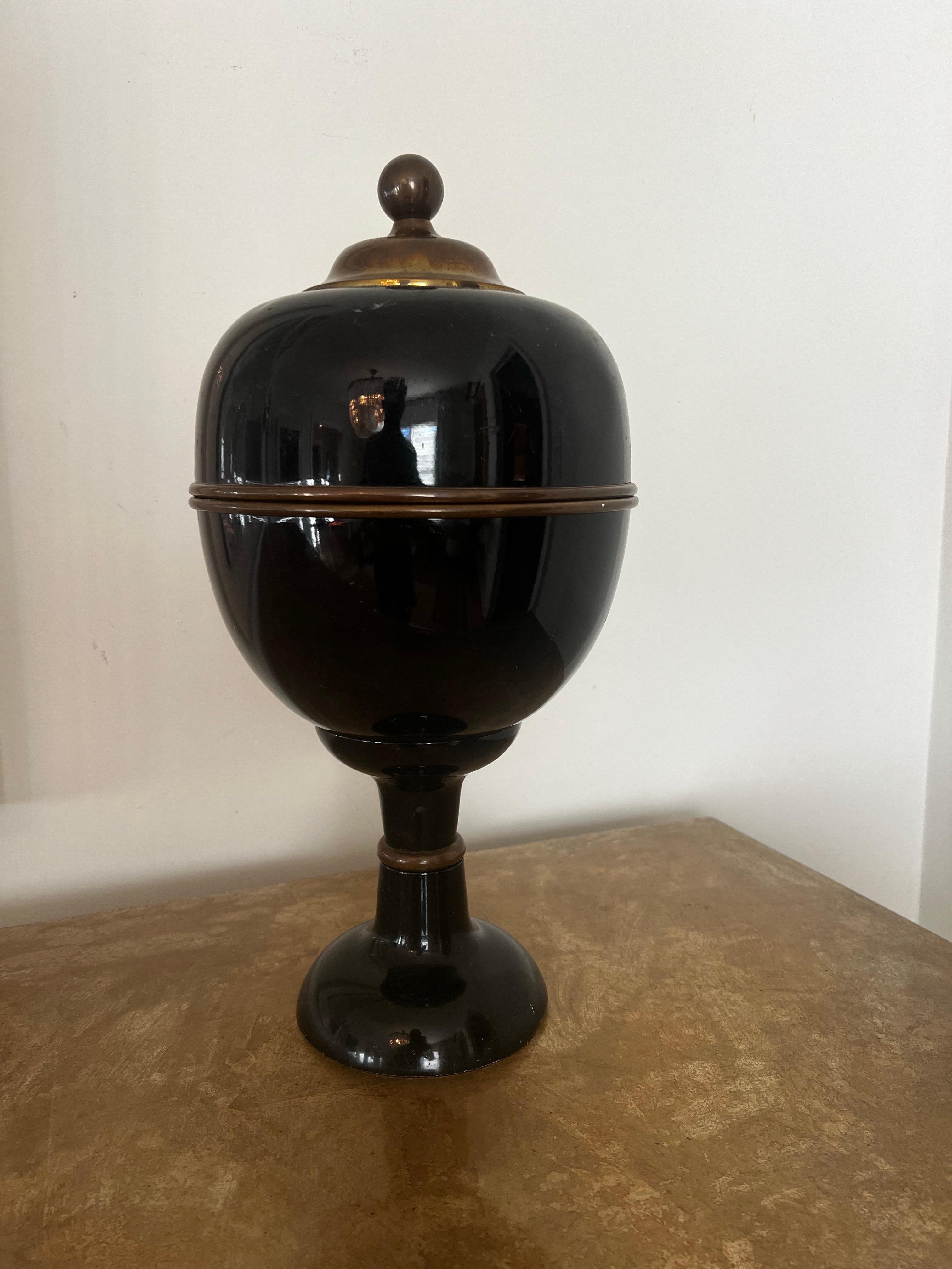 Belle urne en émail noir avec détails en laiton.
L'intérieur est doublé de laiton.  
Elle peut être utilisée à des fins décoratives ou pour contenir des objets spéciaux.

Style néoclassique qui se marie bien avec le traditionnel, le MCM ou l'Art