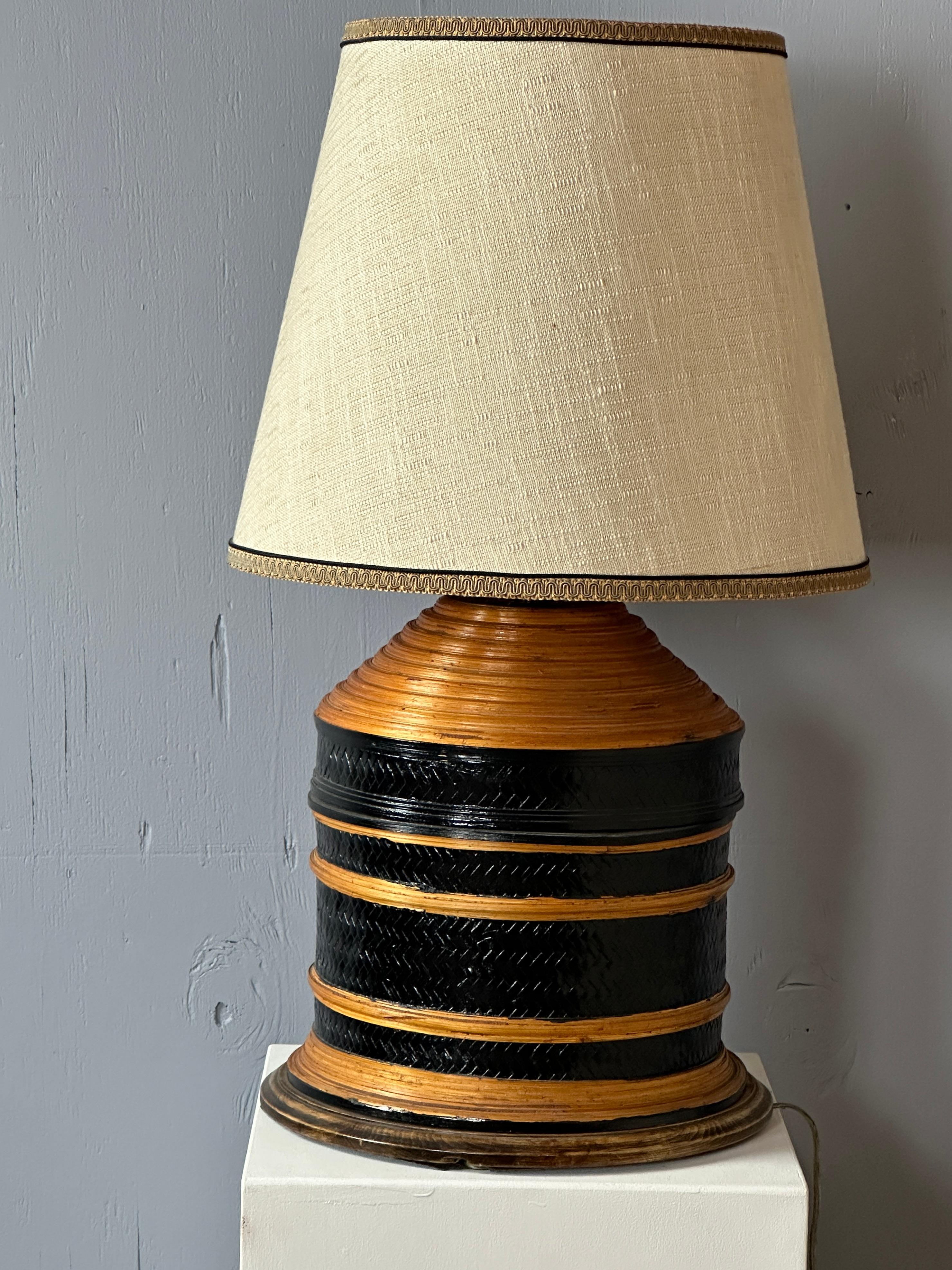 American  Large Decorative Blonde and Black Color Cane Table Lamp For Sale