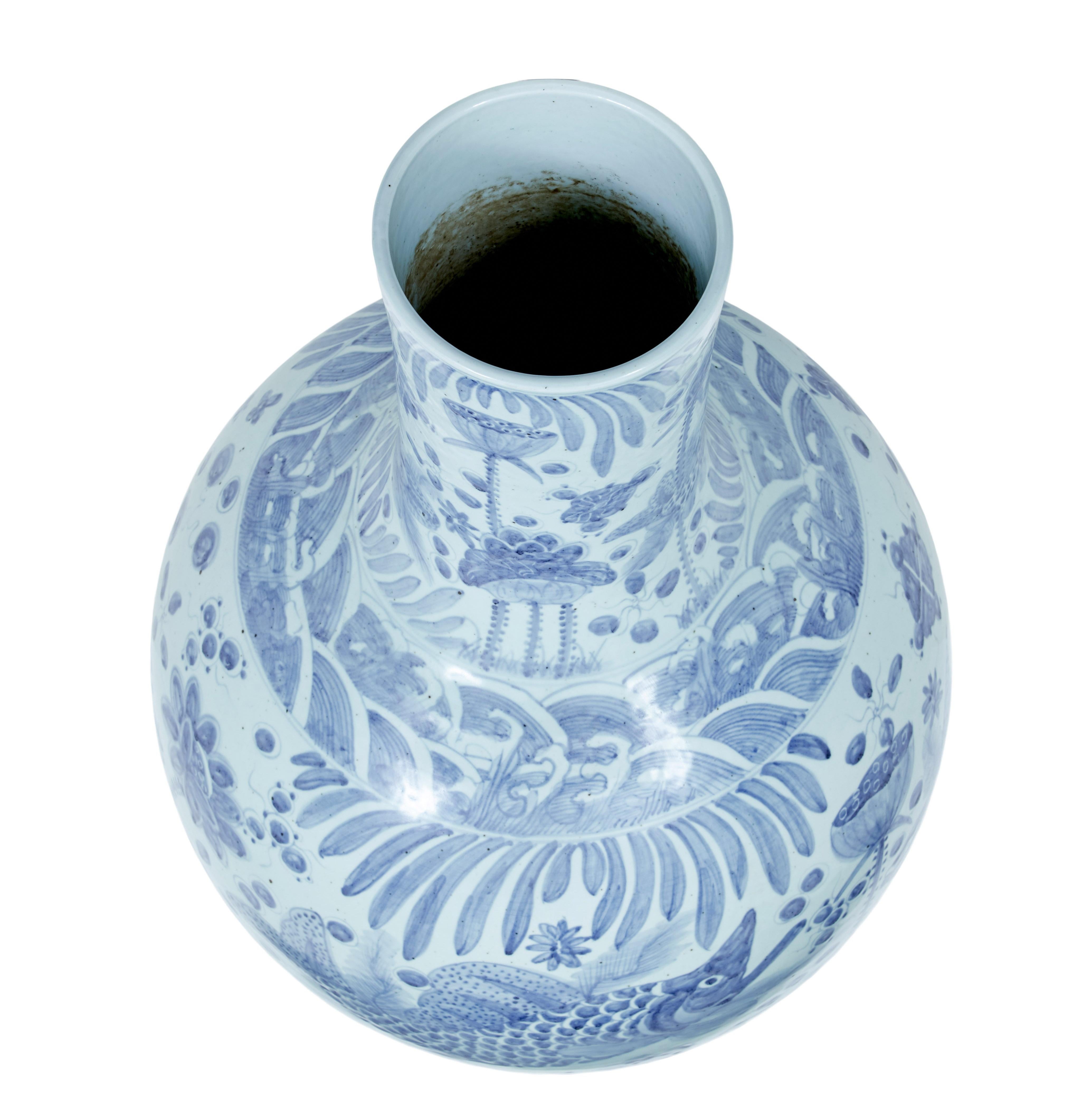 Large Decorative Blue and White Ceramic Chinese Vase 2