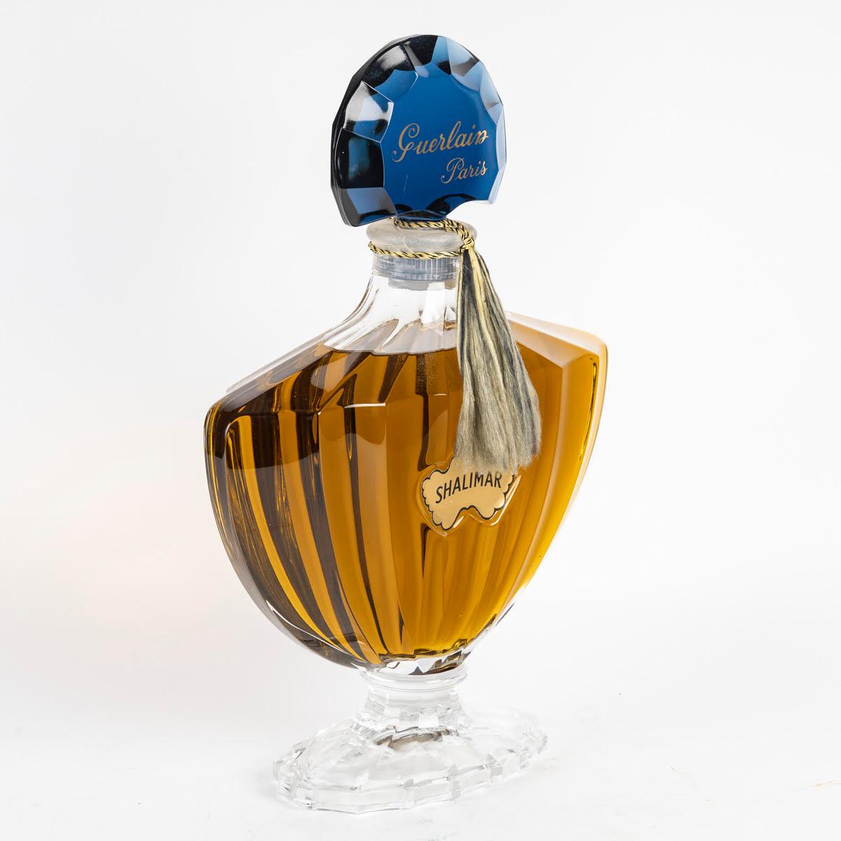 Grande bottiglia decorativa per il profumo Shalimar, Guerlain, 1970.

Flacone decorativo d'epoca per il profumo Shalimar di Guerlain in vetro Baccarat, 1970.
H: 39,5 cm, L: 27 cm, P: 10 cm