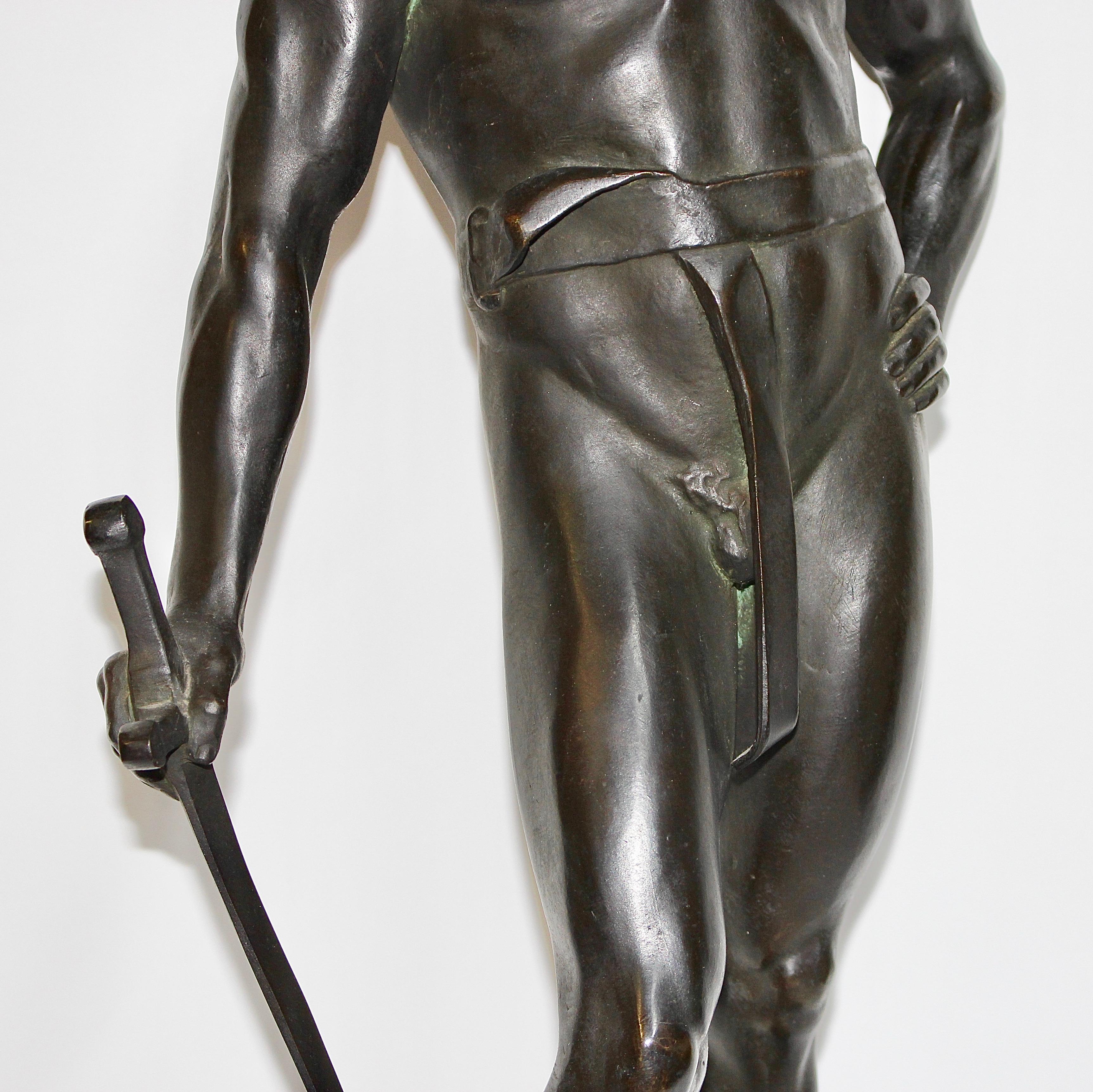 Autrichien Grande sculpture décorative en bronze d'un guerrier spartiate avec une épée, gréco-romain en vente