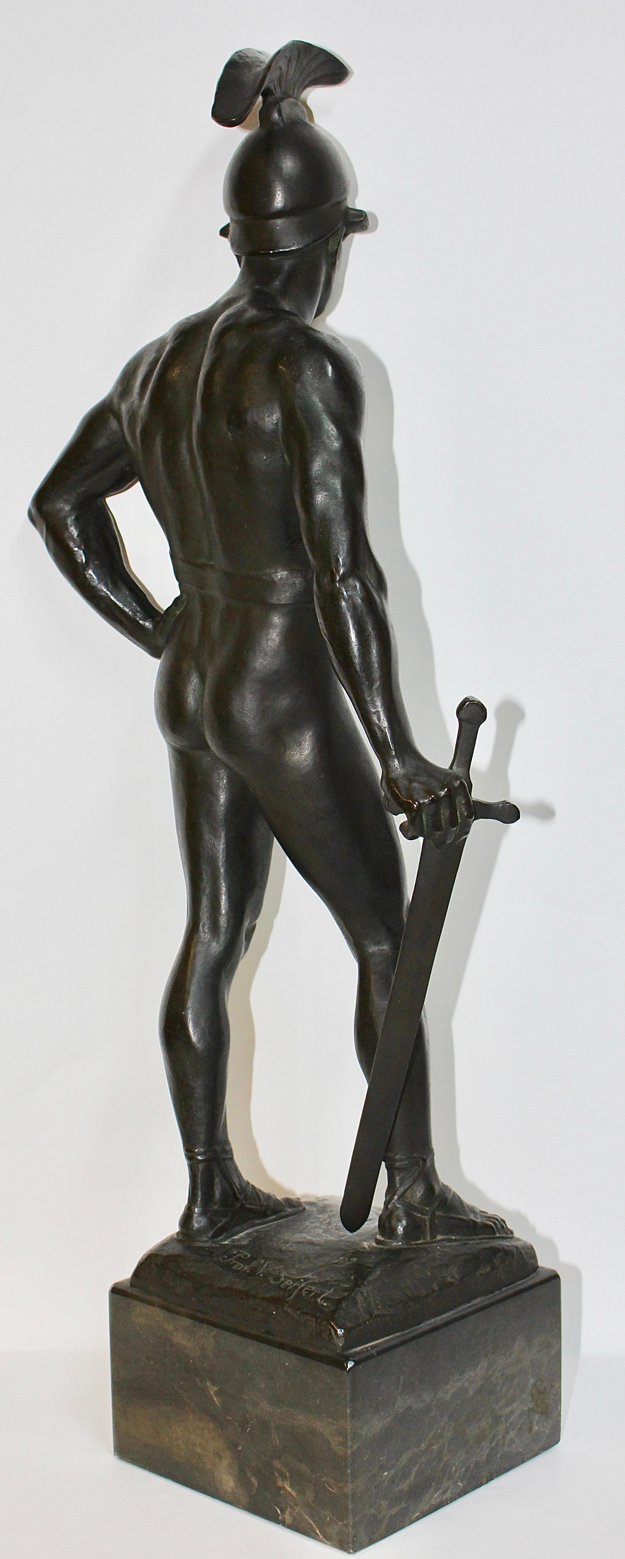 Große, dekorative Bronzeskulptur eines Spartankriegers mit Schwert, griechisch-römisch (19. Jahrhundert) im Angebot