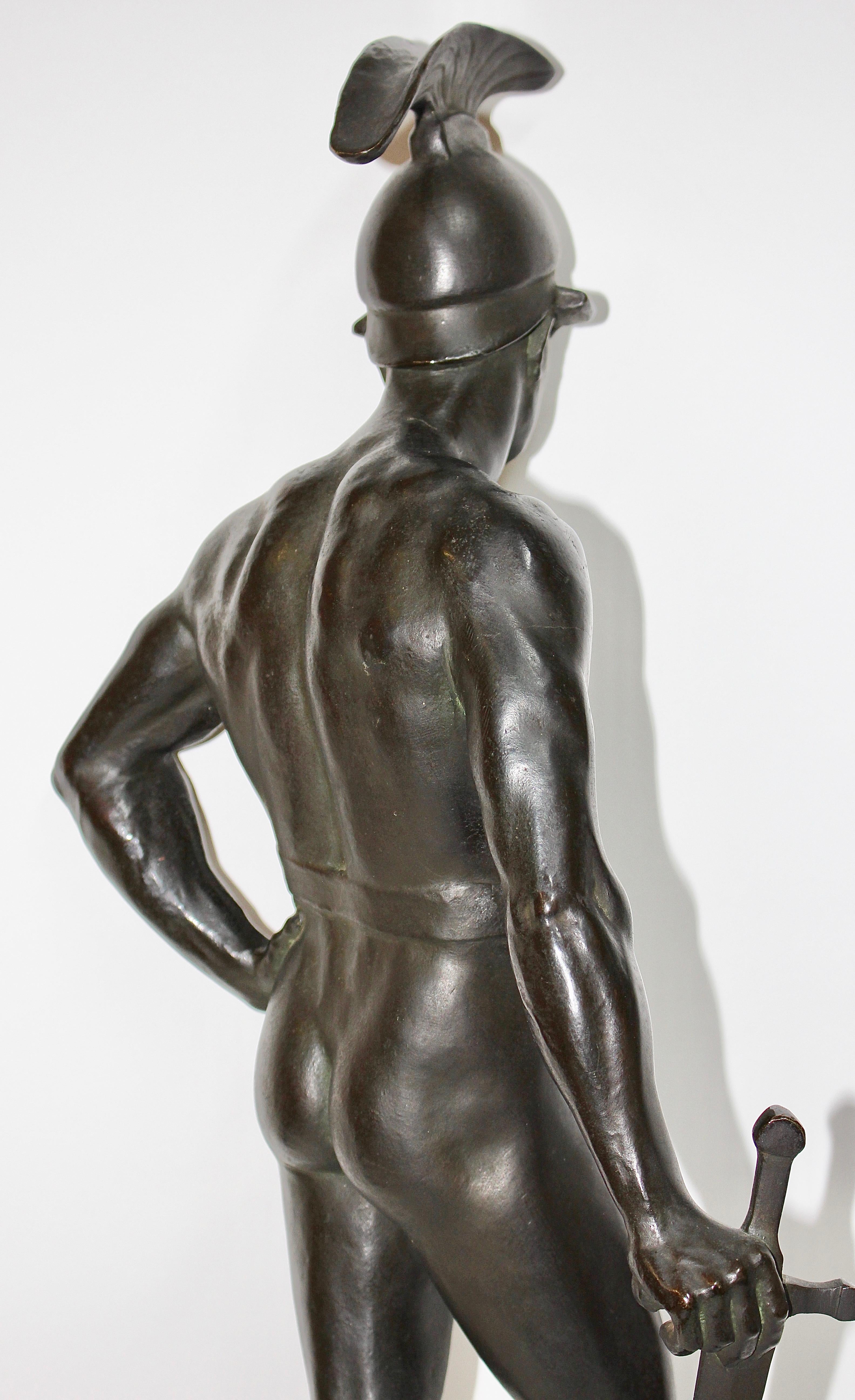 Gran escultura decorativa de bronce de un guerrero espartano con espada, grecorromana Bronce en venta