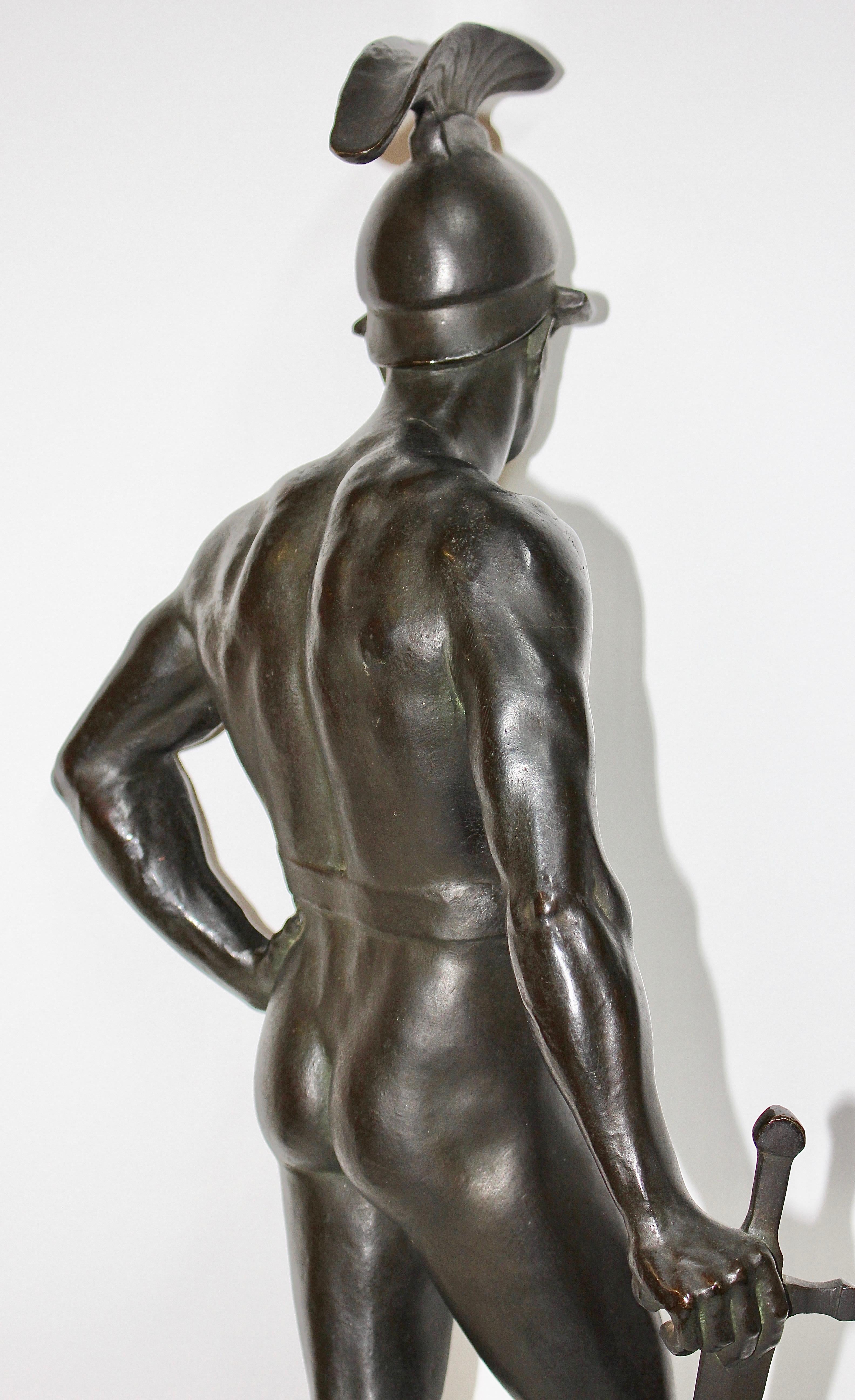 Bronze Grande sculpture décorative en bronze d'un guerrier spartiate avec une épée, gréco-romain en vente