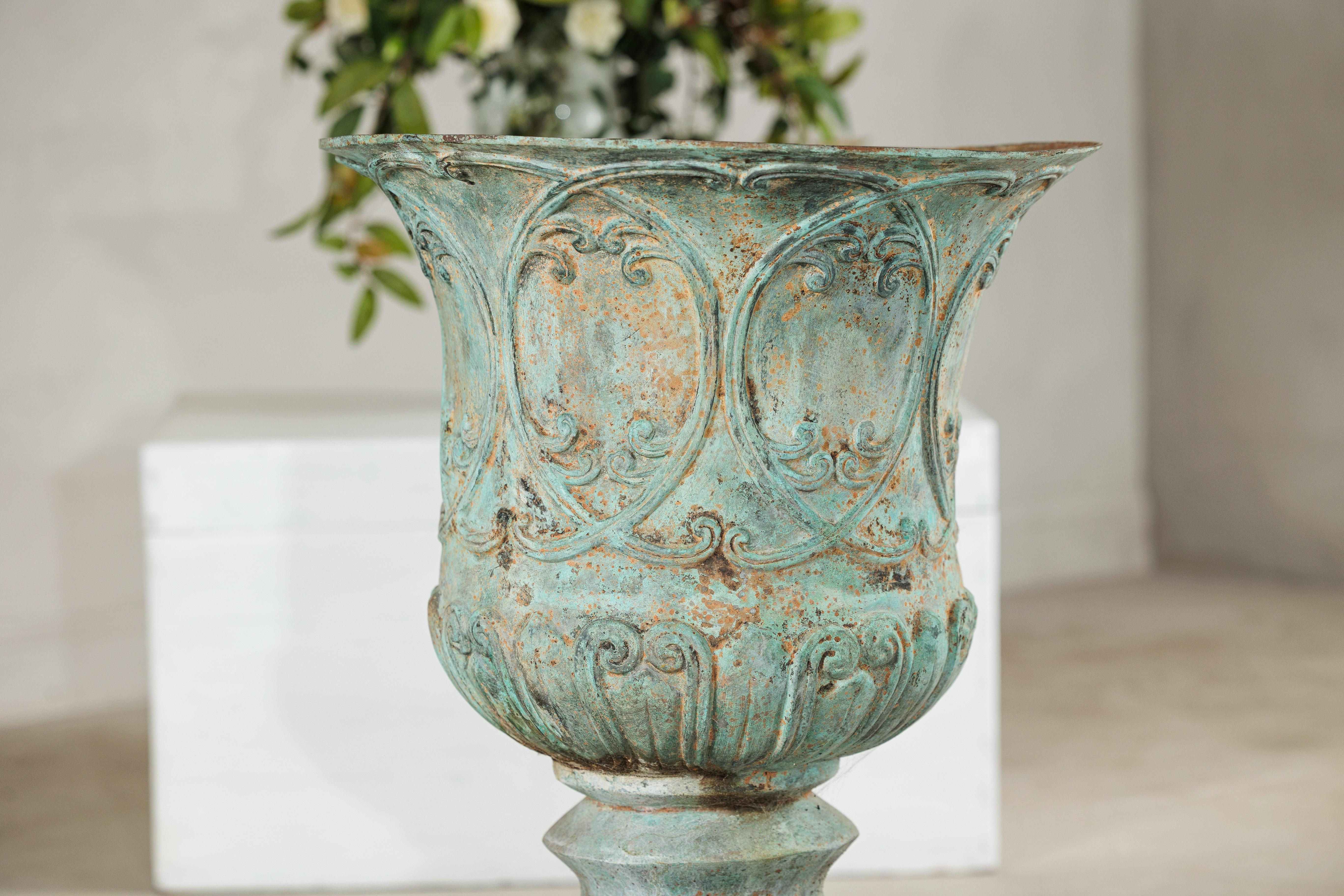 Gran urna decorativa de bronce con pátina de verdigris y motivos clásicos en relieve en venta 3
