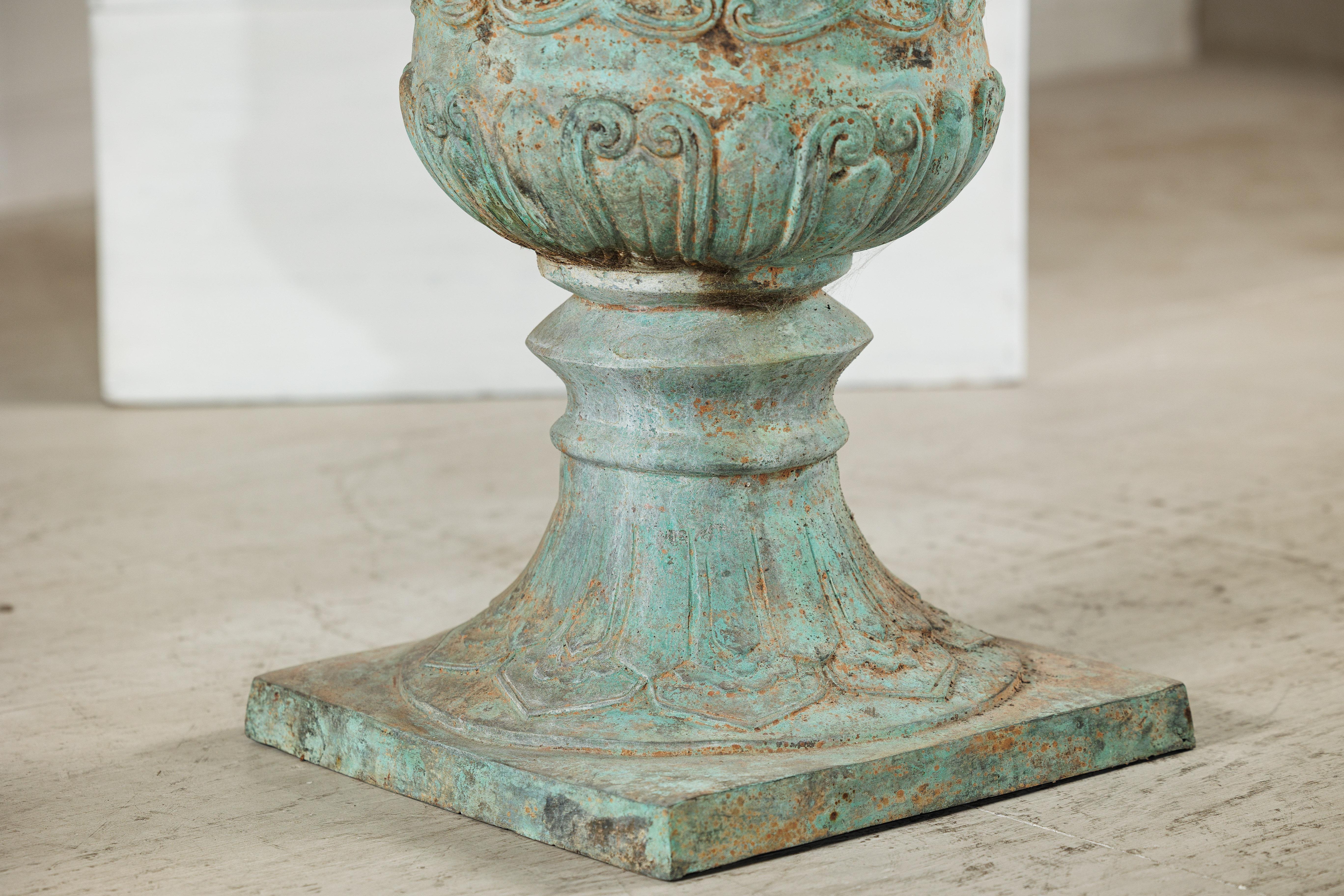 Gran urna decorativa de bronce con pátina de verdigris y motivos clásicos en relieve en venta 4