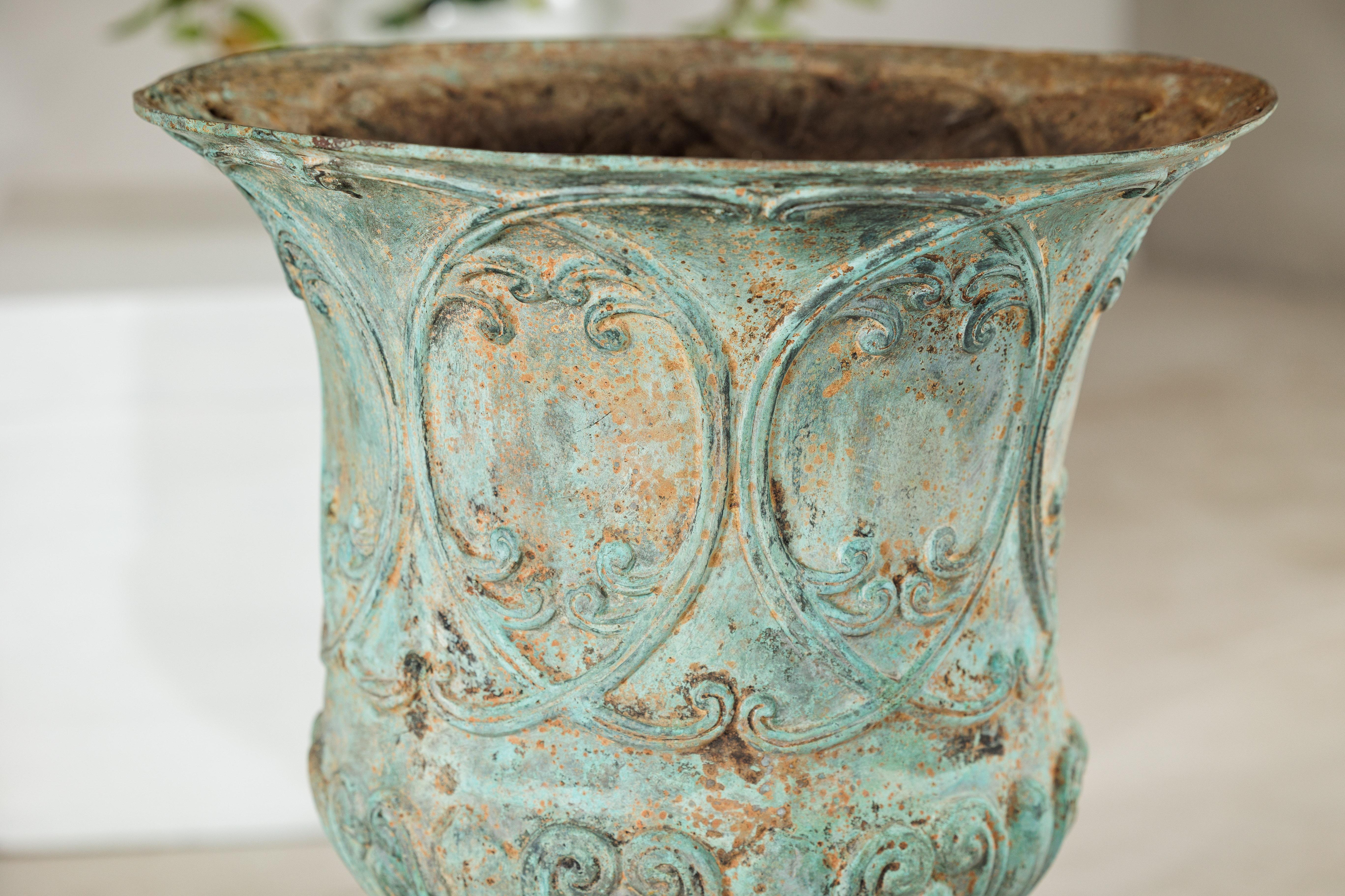 Gran urna decorativa de bronce con pátina de verdigris y motivos clásicos en relieve en venta 5