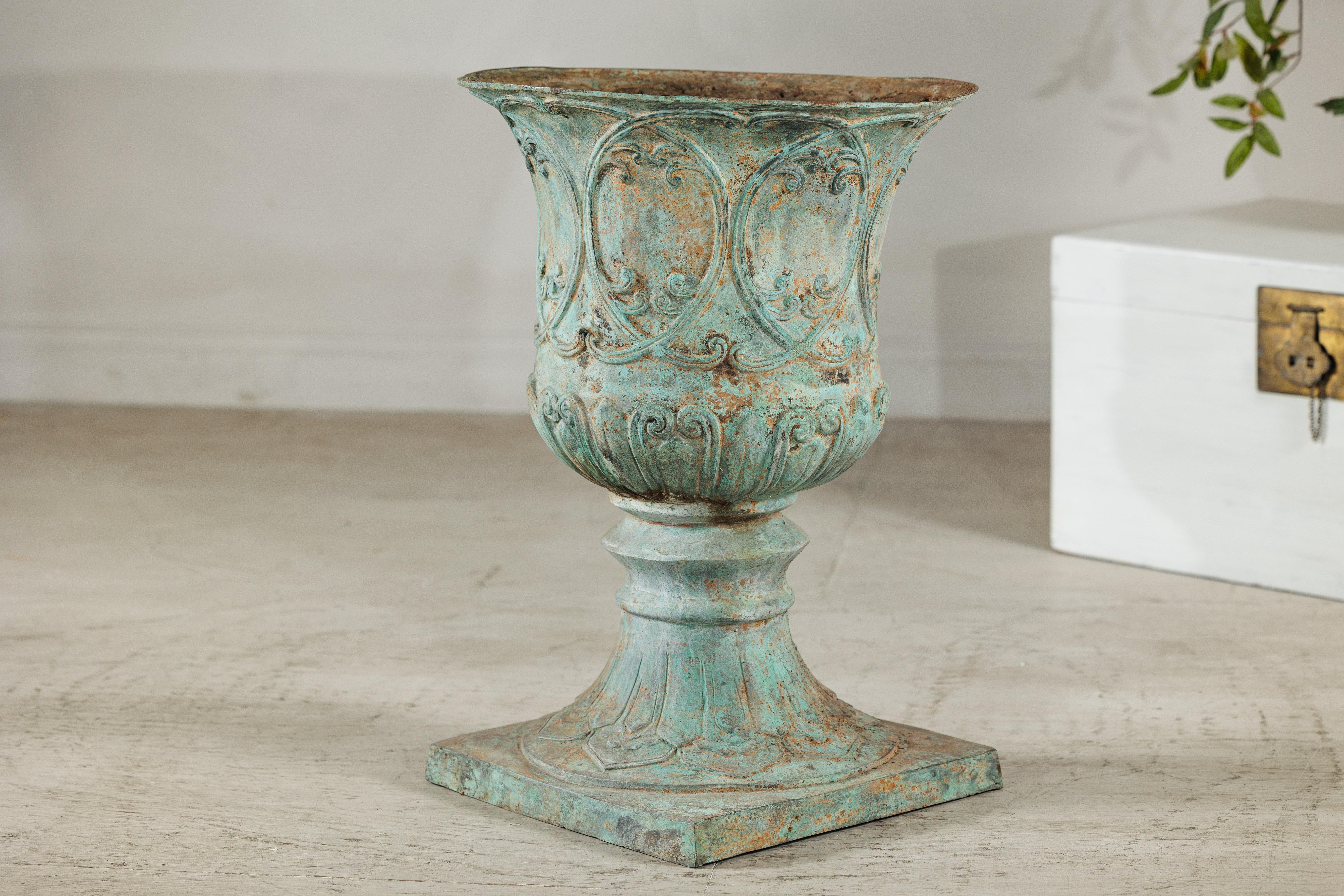 Gran urna decorativa de bronce con pátina de verdigris y motivos clásicos en relieve en venta 6