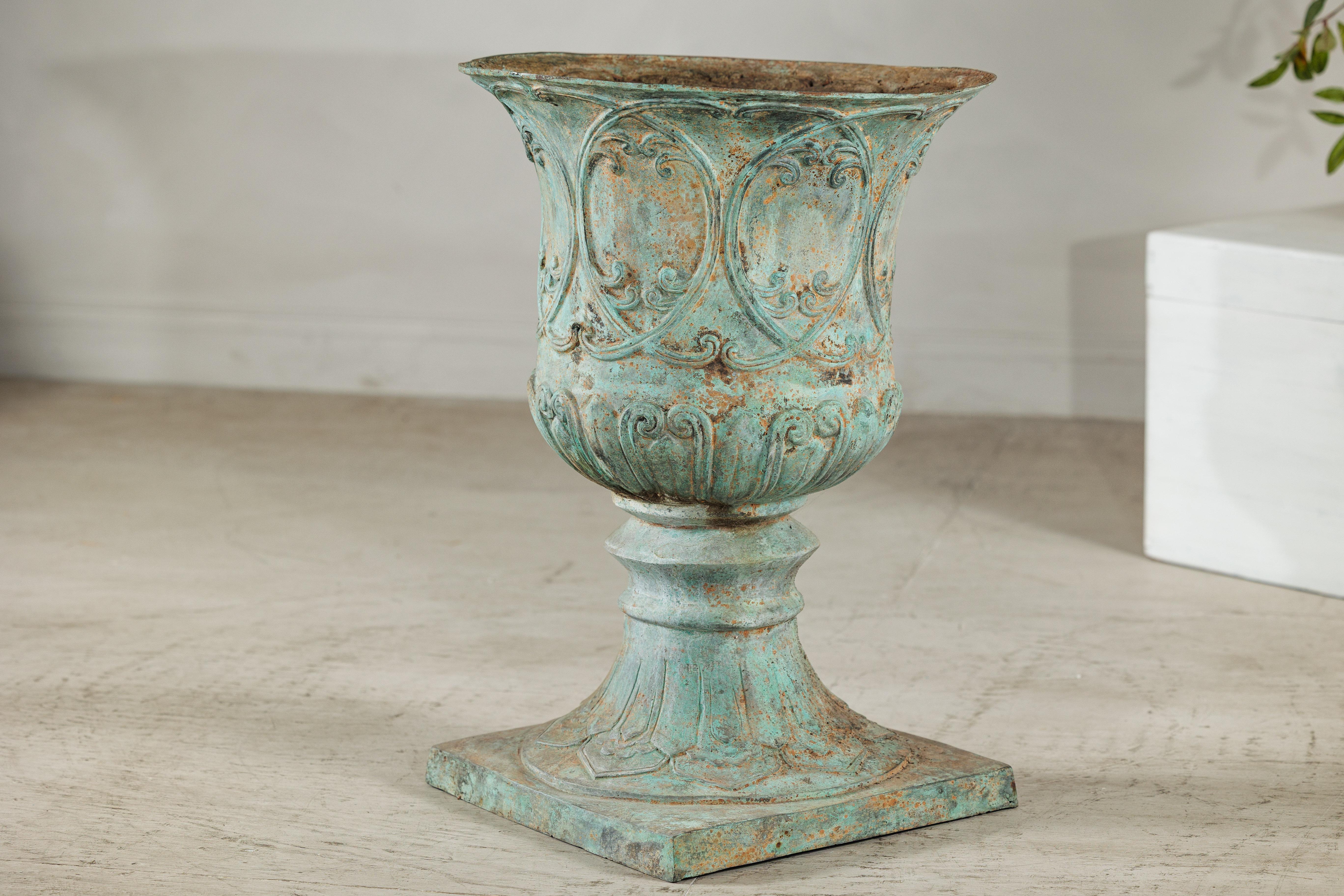 Gran urna decorativa de bronce con pátina de verdigris y motivos clásicos en relieve en venta 7