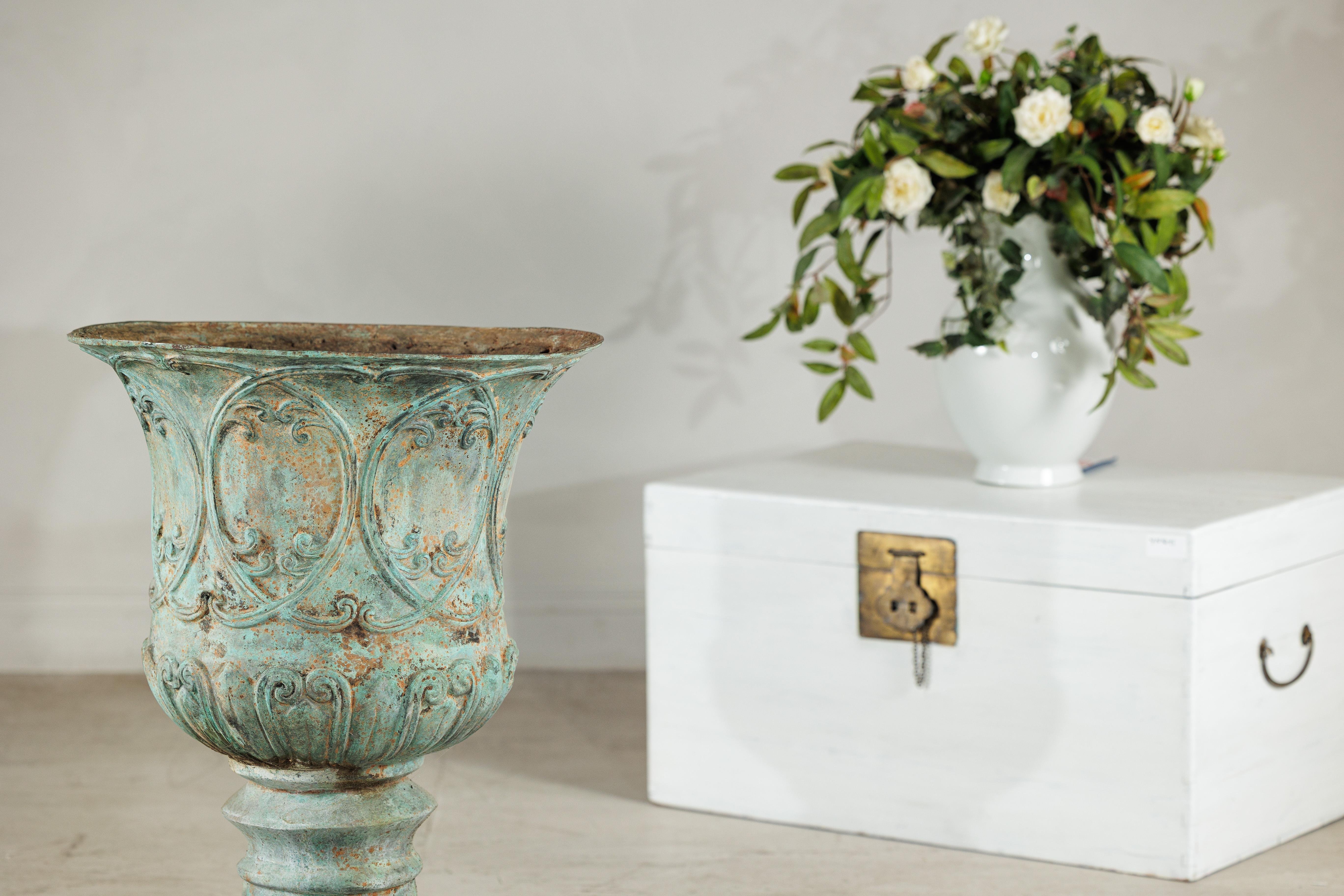Gran urna decorativa de bronce con pátina de verdigris y motivos clásicos en relieve en venta 8