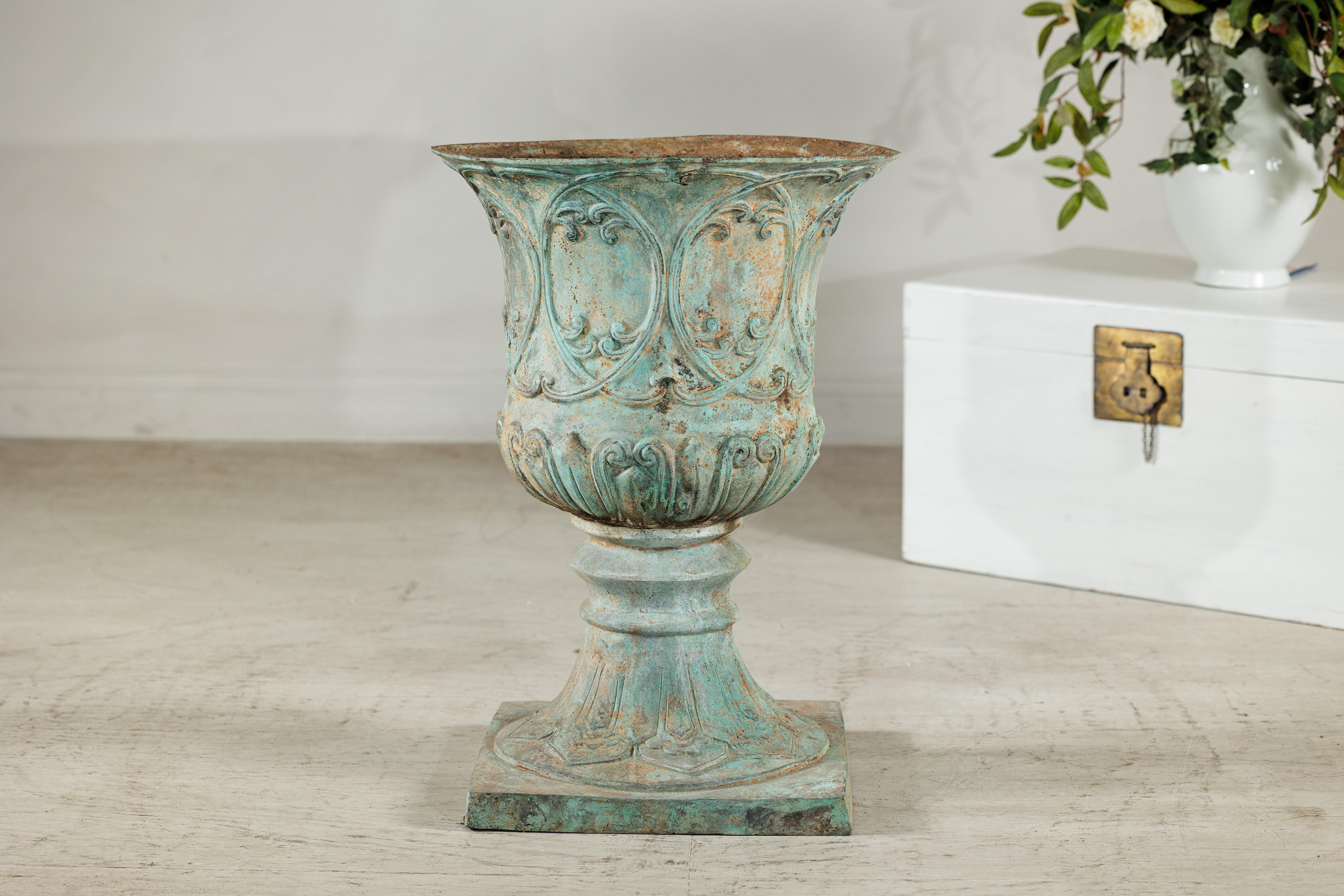Gran urna decorativa de bronce con pátina de verdigris y motivos clásicos en relieve en venta 9
