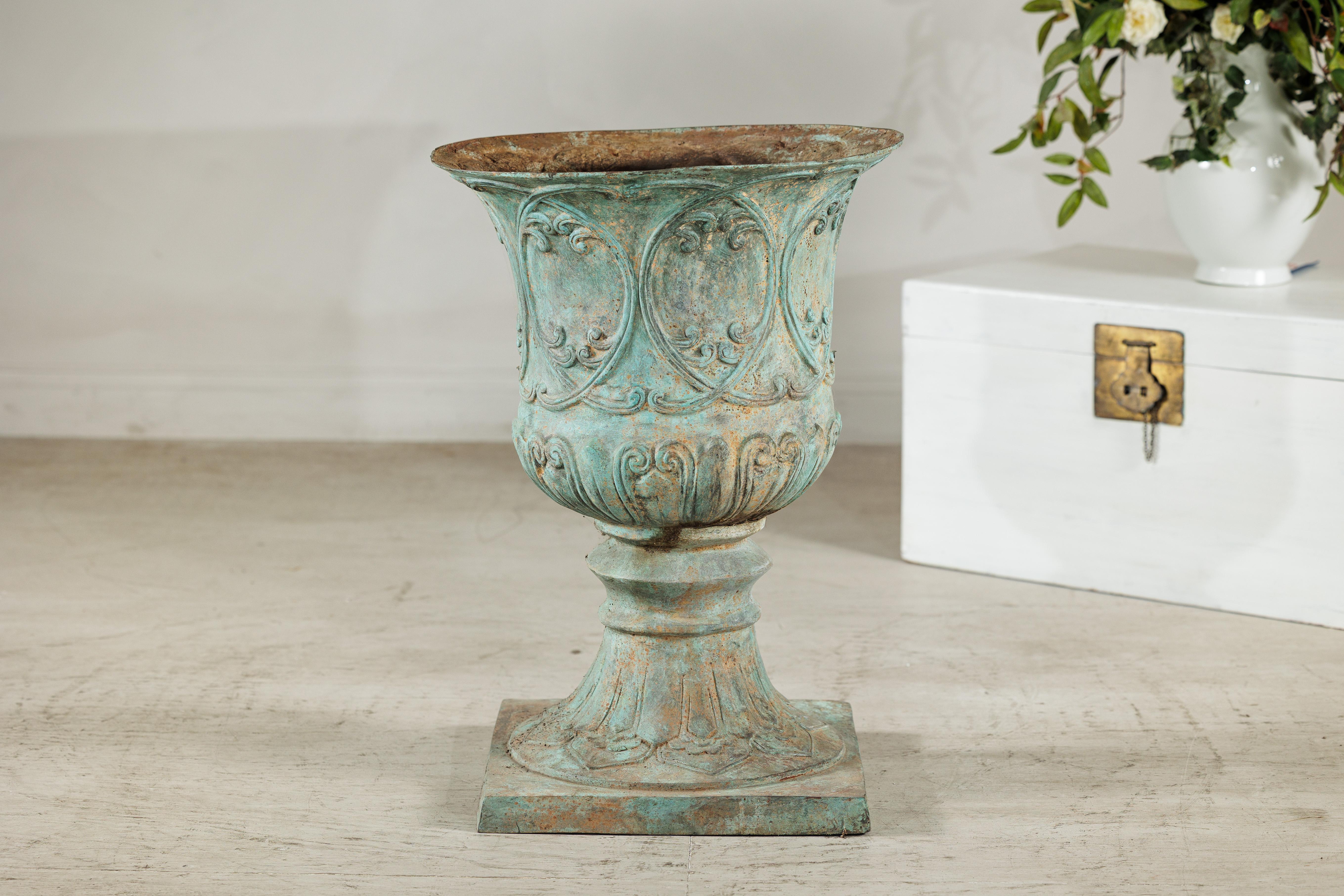 Gran urna decorativa de bronce con pátina de verdigris y motivos clásicos en relieve en venta 10