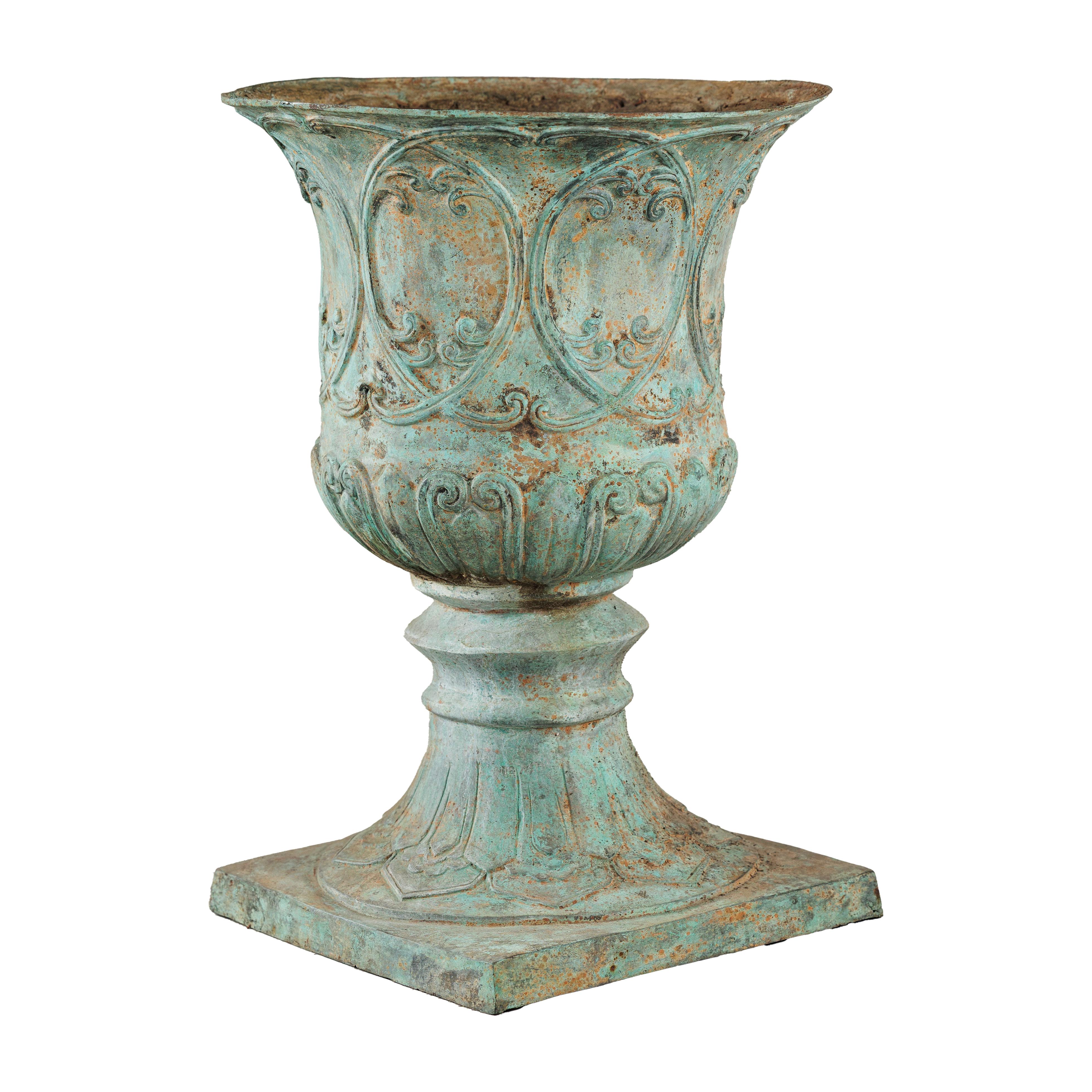 Gran urna decorativa de bronce con pátina de verdigris y motivos clásicos en relieve en venta 13