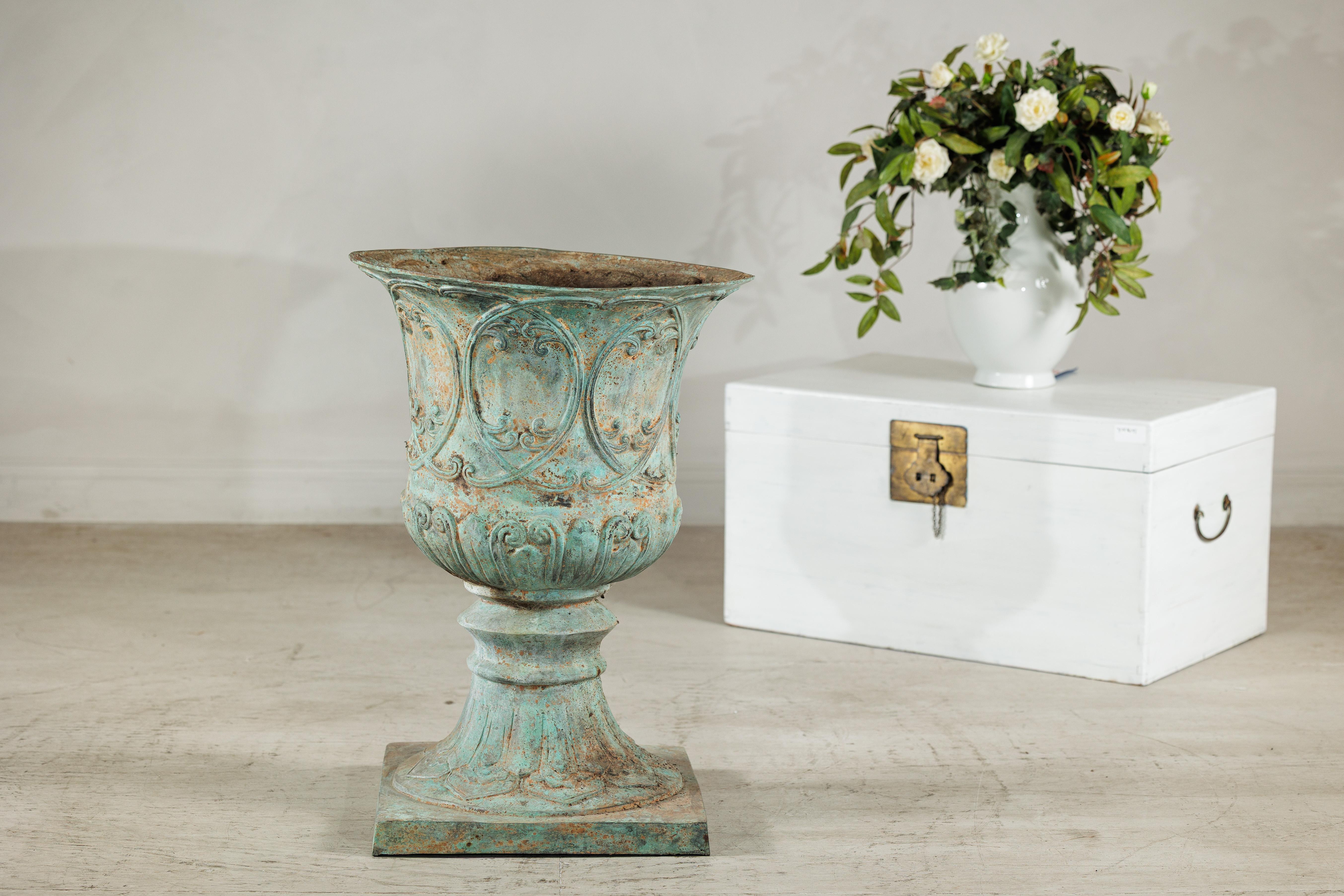 Gran urna decorativa de bronce con pátina de verdigris y motivos clásicos en relieve Neoclásico en venta