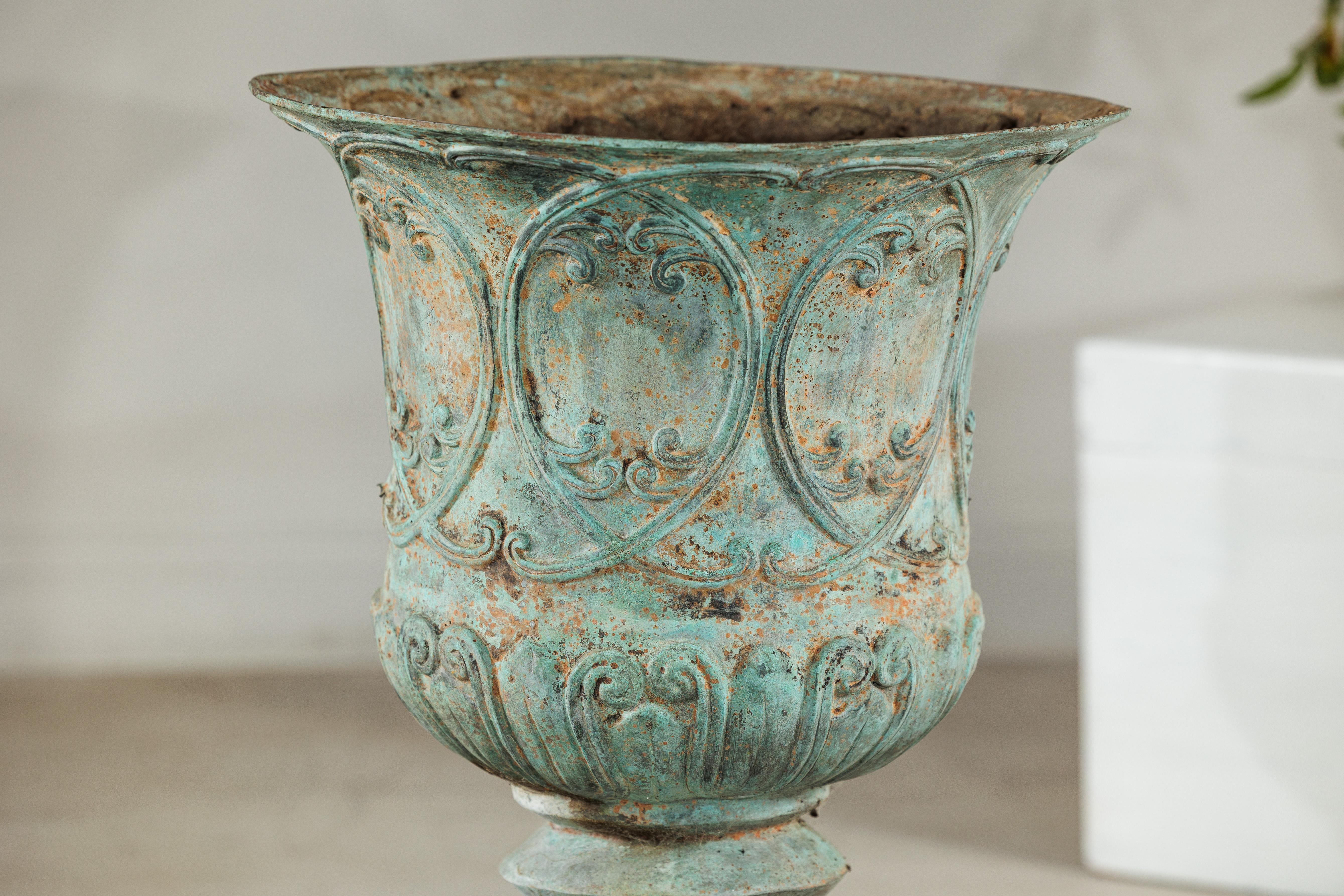 Gran urna decorativa de bronce con pátina de verdigris y motivos clásicos en relieve Vaciado en venta