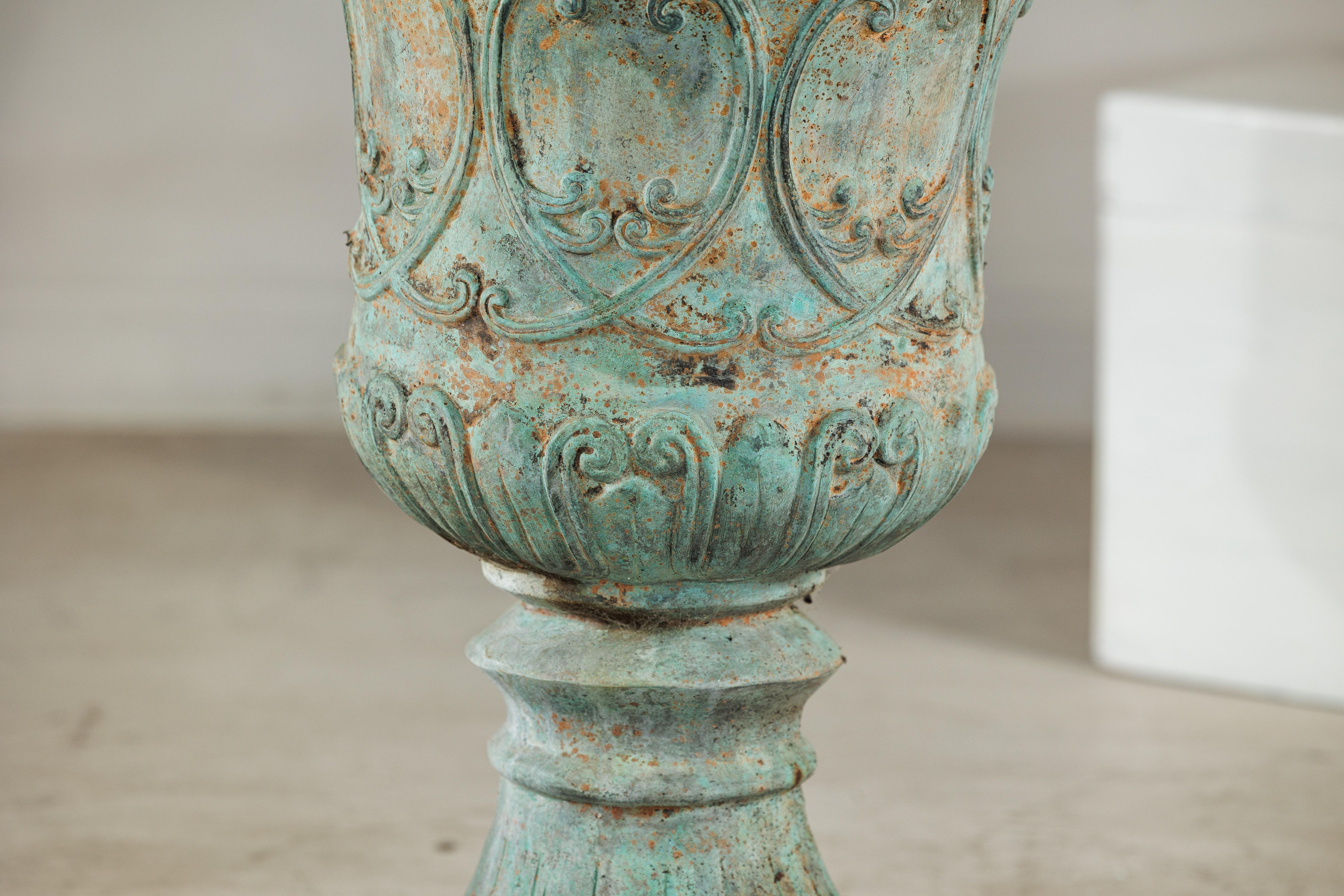 Gran urna decorativa de bronce con pátina de verdigris y motivos clásicos en relieve en Bueno estado para la venta en Yonkers, NY