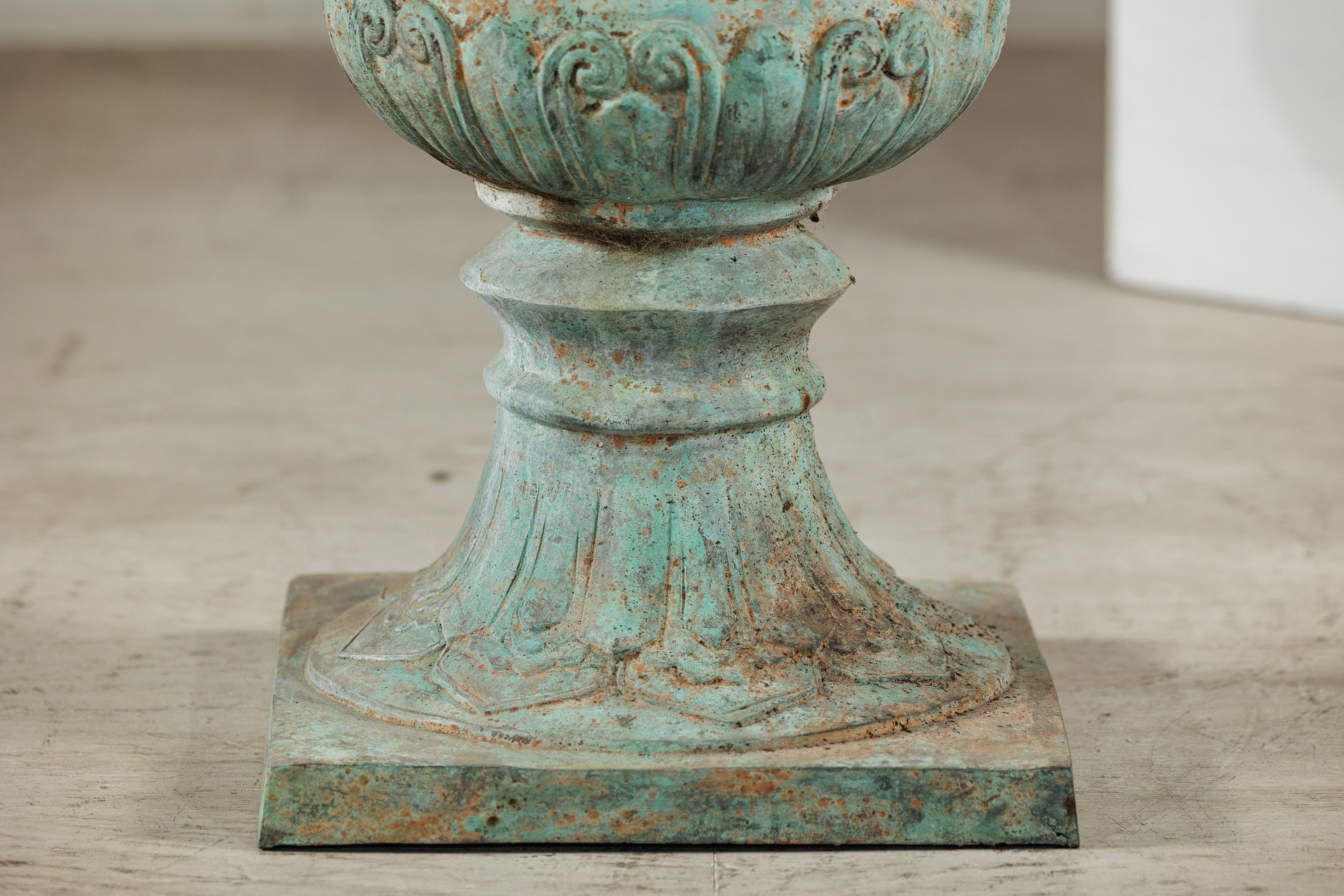 Gran urna decorativa de bronce con pátina de verdigris y motivos clásicos en relieve siglo XX en venta
