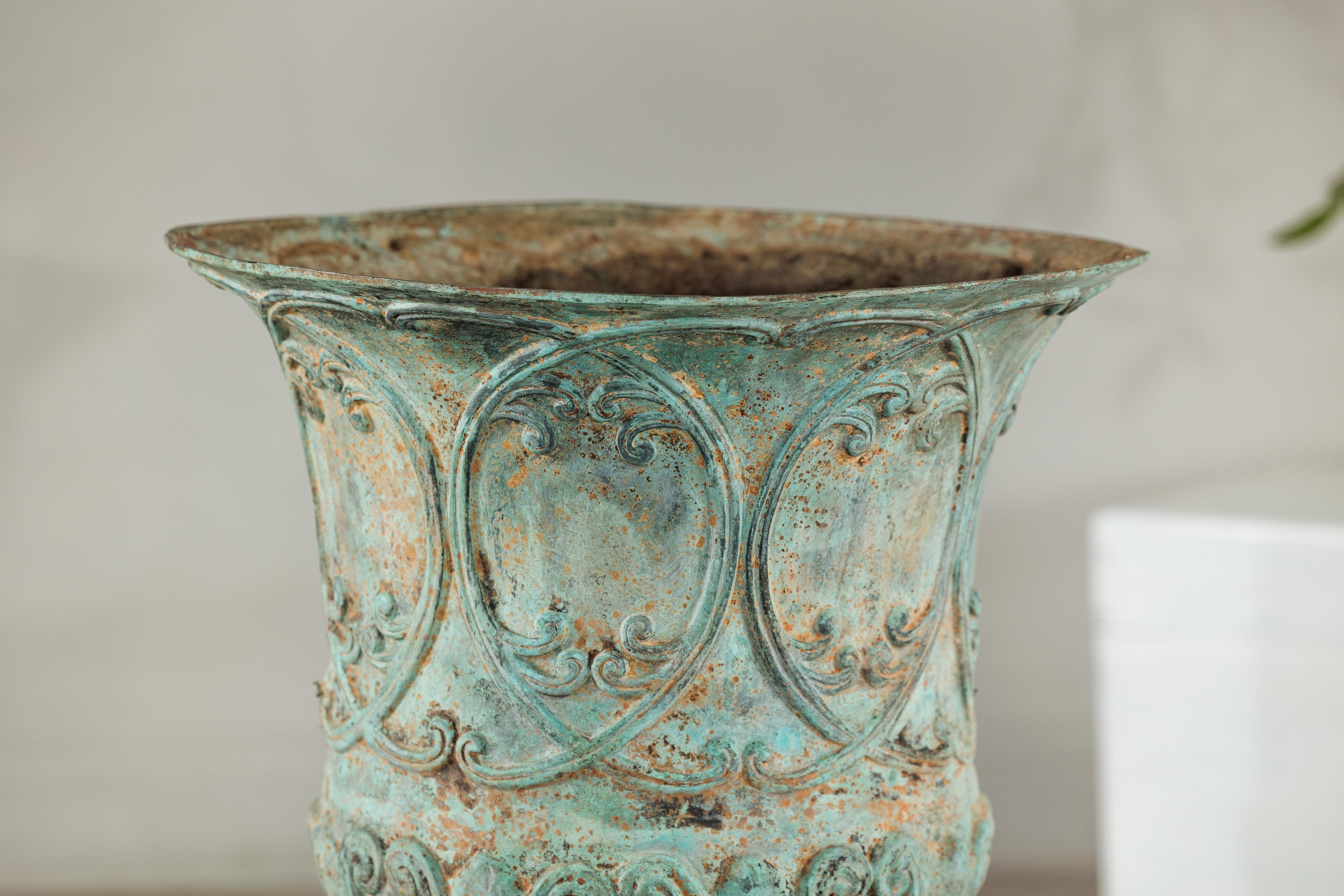 Gran urna decorativa de bronce con pátina de verdigris y motivos clásicos en relieve Bronce en venta