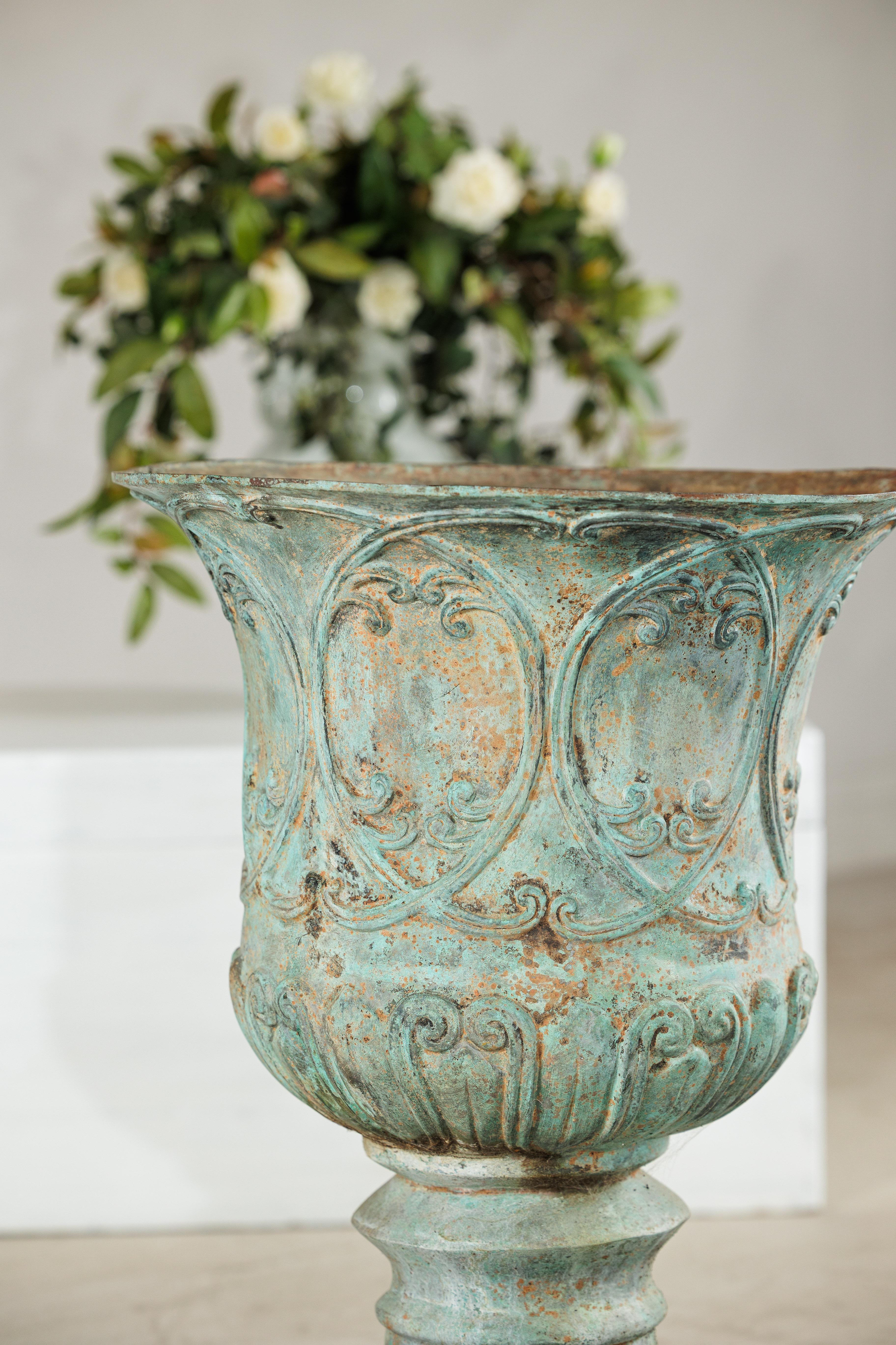 Gran urna decorativa de bronce con pátina de verdigris y motivos clásicos en relieve en venta 1