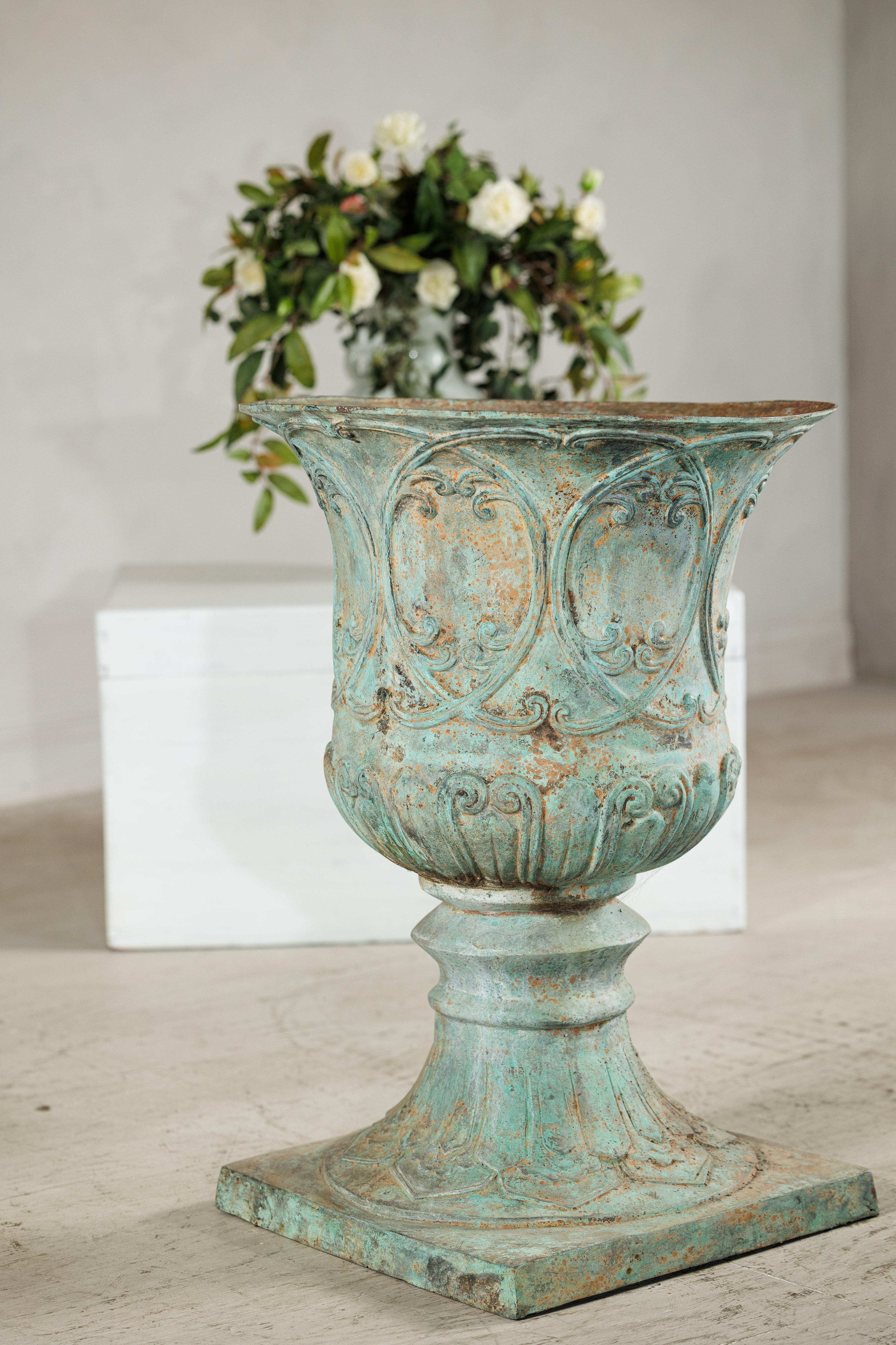 Gran urna decorativa de bronce con pátina de verdigris y motivos clásicos en relieve en venta 2