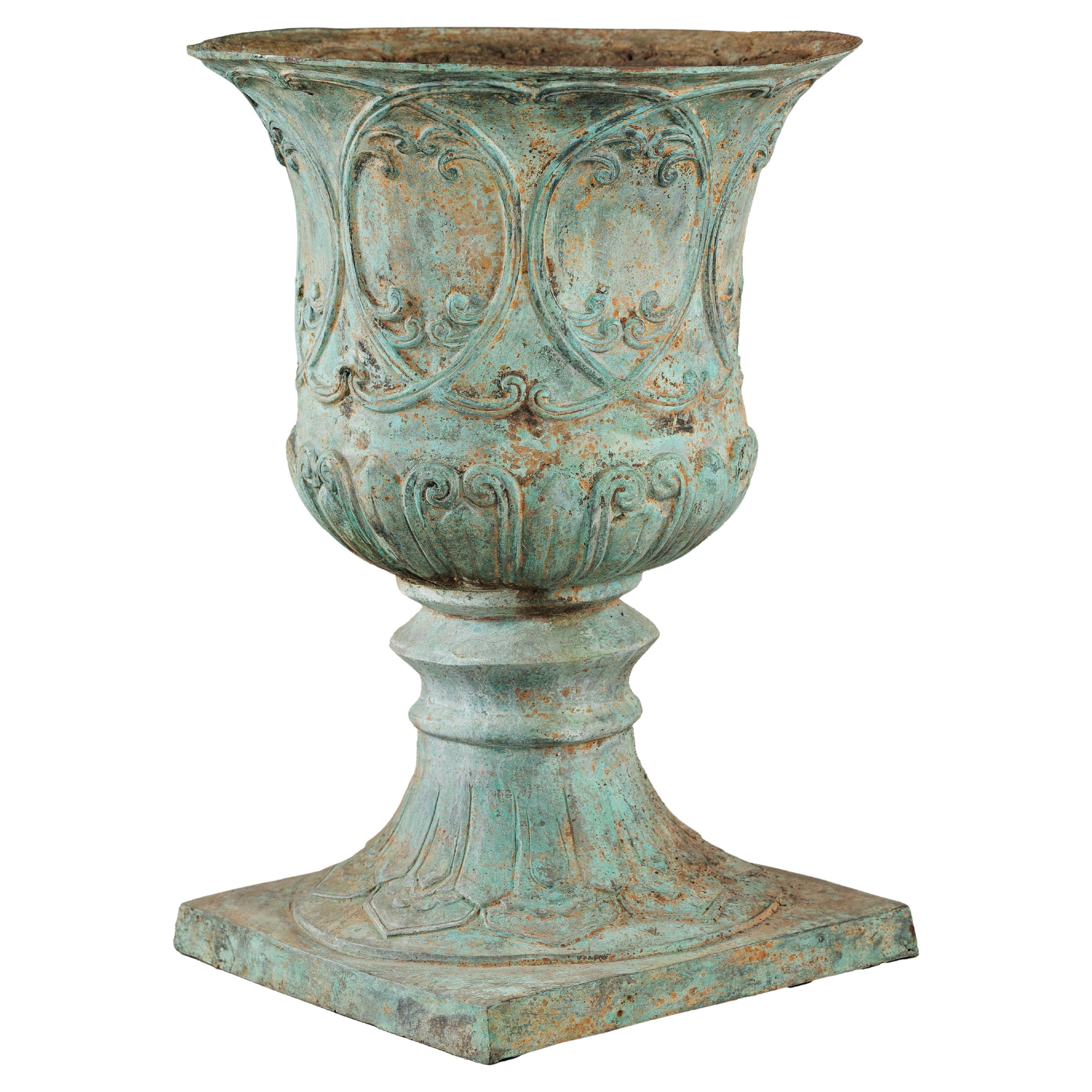 Gran urna decorativa de bronce con pátina de verdigris y motivos clásicos en relieve