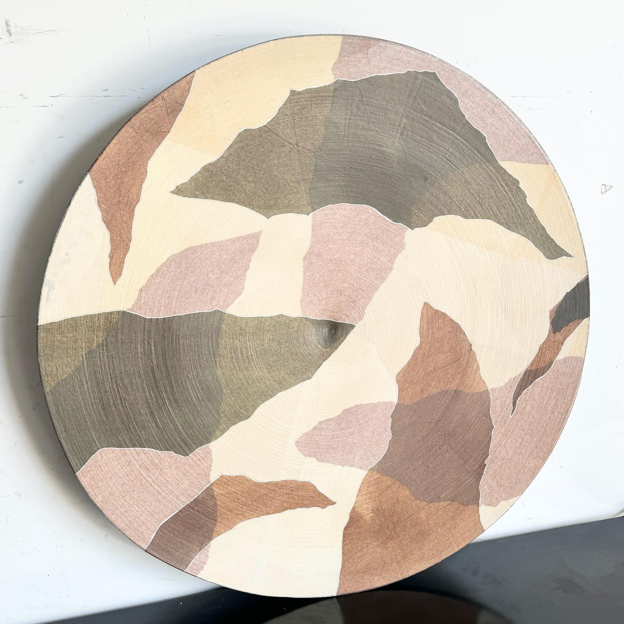 Enhance your decor with this large decorative brown and tan cardboard plate. This eco-friendly piece combines modern design with a unique texture, making it an excellent choice for adding a stylish and sustainable touch to any space.
