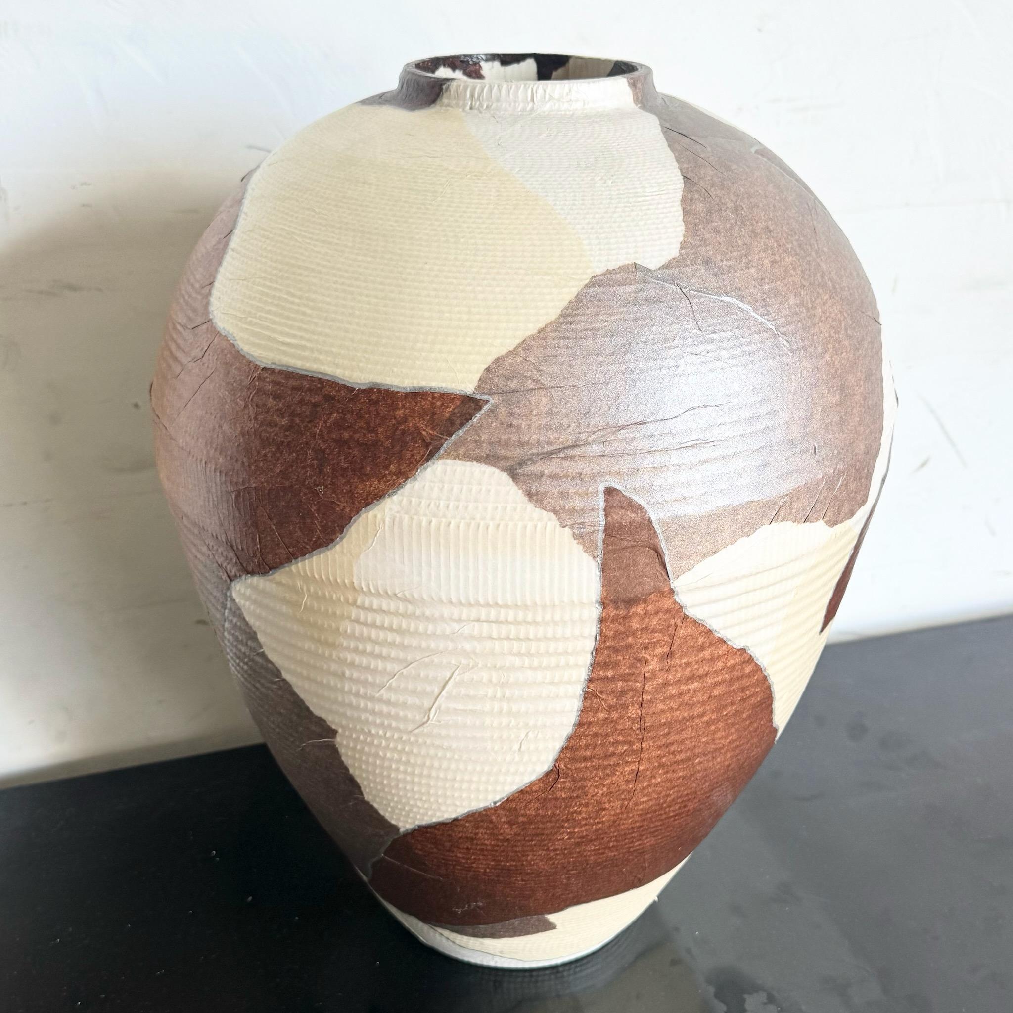 Américain Grand vase décoratif en carton Brown et Tan en vente