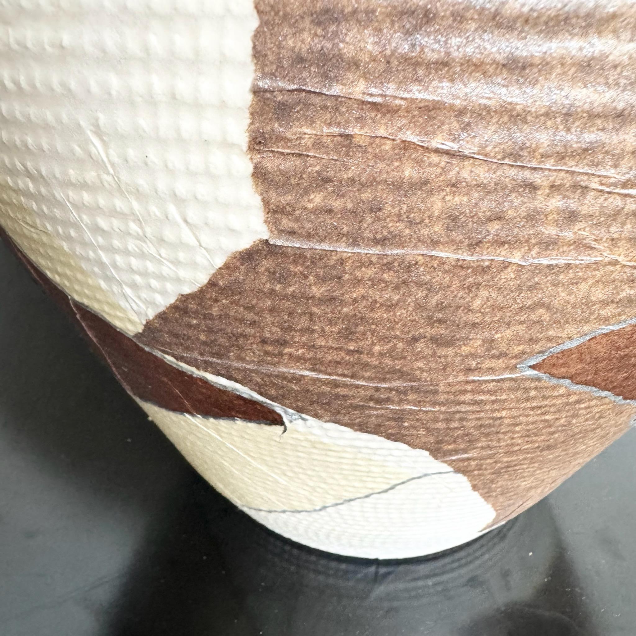 Fin du 20e siècle Grand vase décoratif en carton Brown et Tan en vente