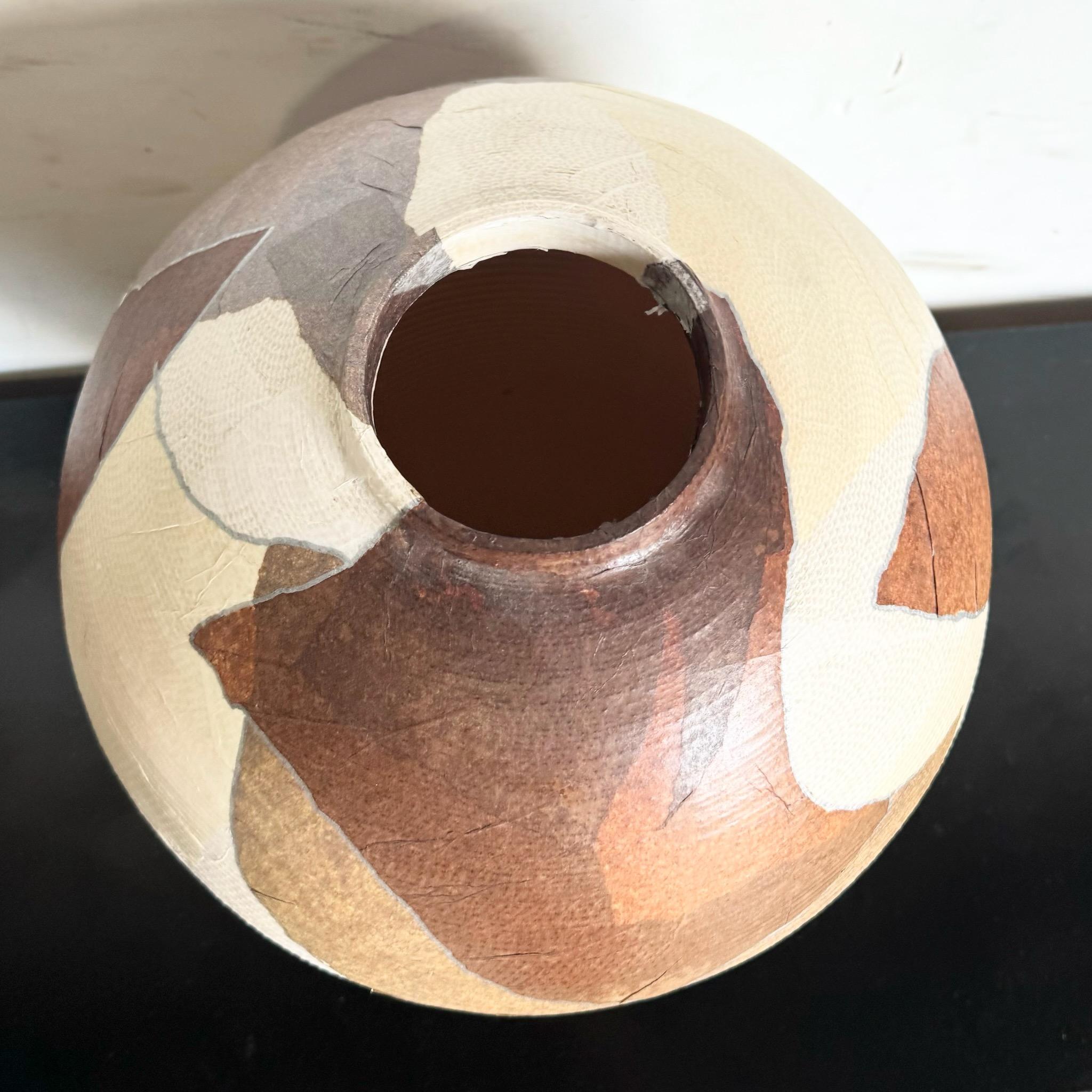 Grand vase décoratif en carton Brown et Tan en vente 1