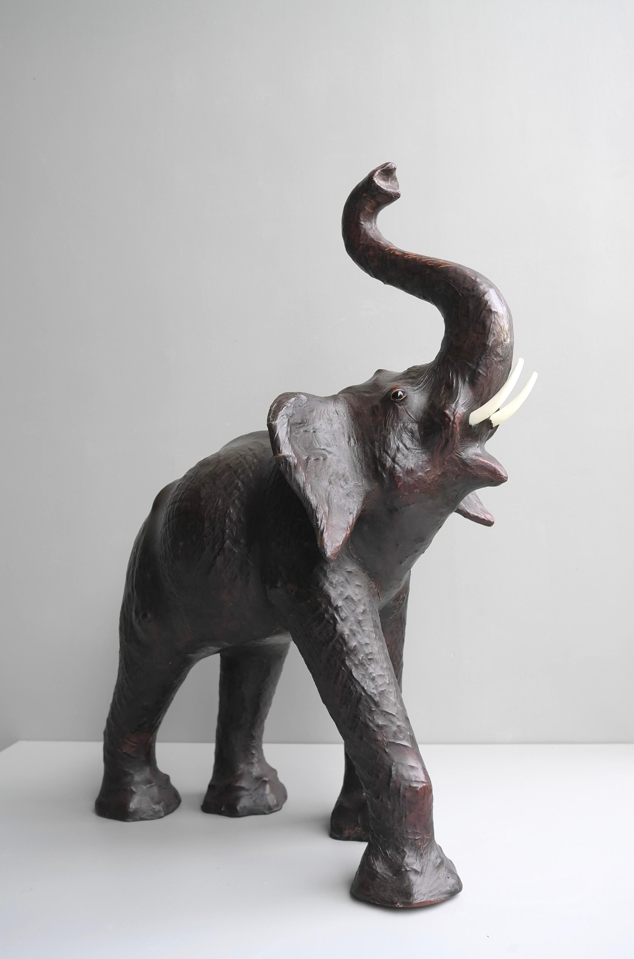 Grande sculpture décorative d'éléphant en cuir marron, Mid-Century Modern.
