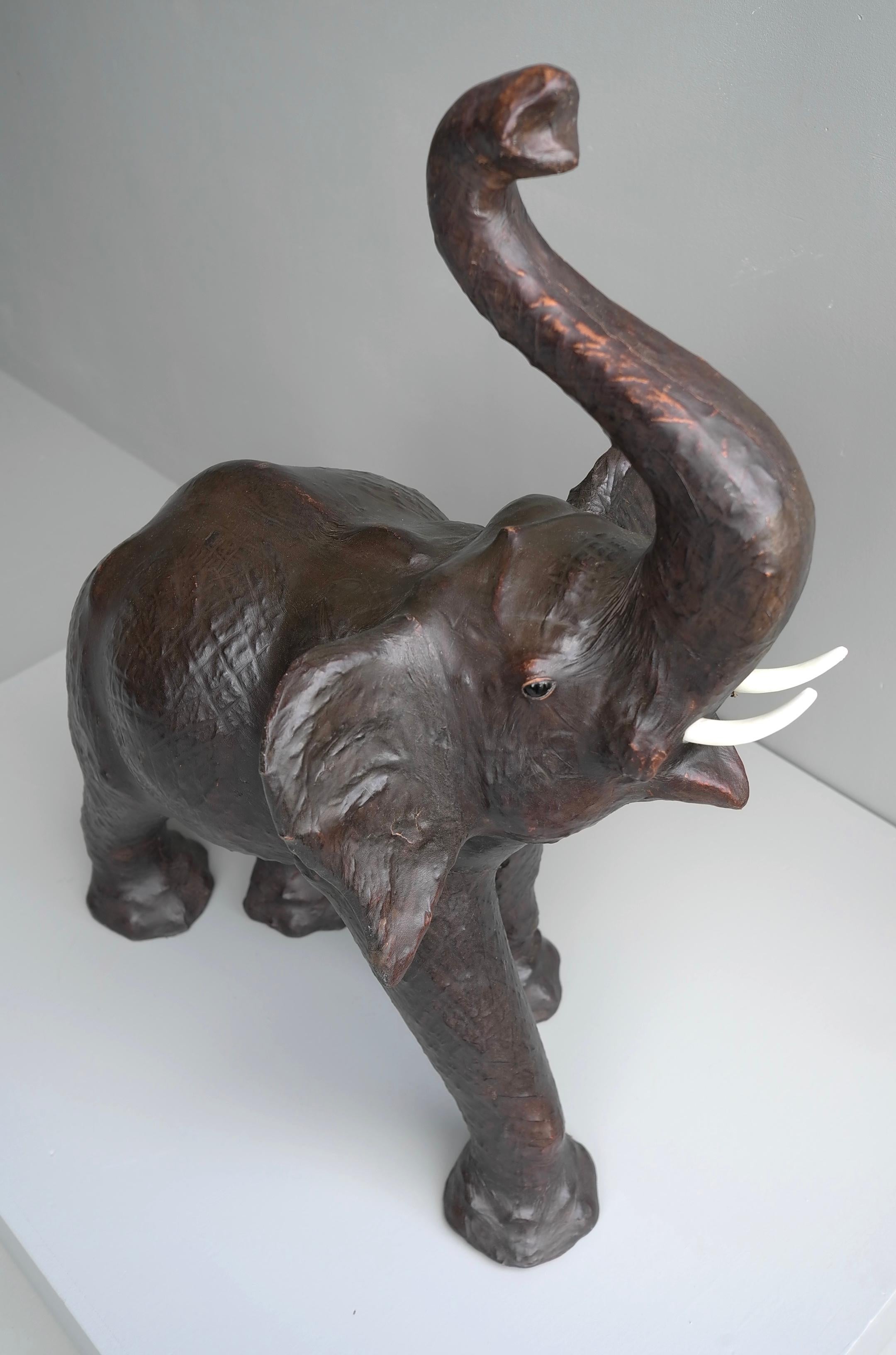 Mid-Century Modern Grande sculpture décorative d'éléphant en cuir marron, mi-siècle moderne en vente
