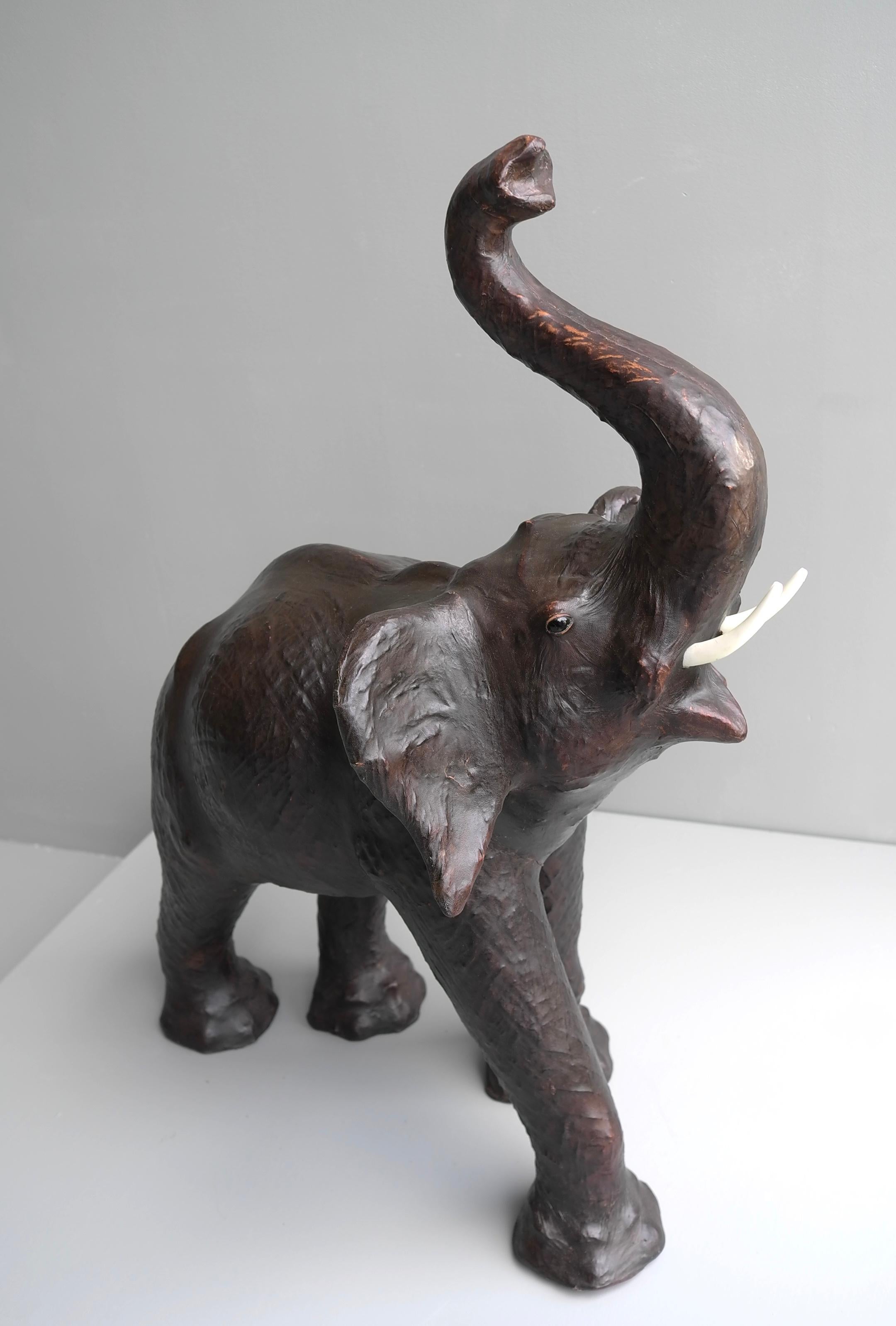 Européen Grande sculpture décorative d'éléphant en cuir marron, mi-siècle moderne en vente