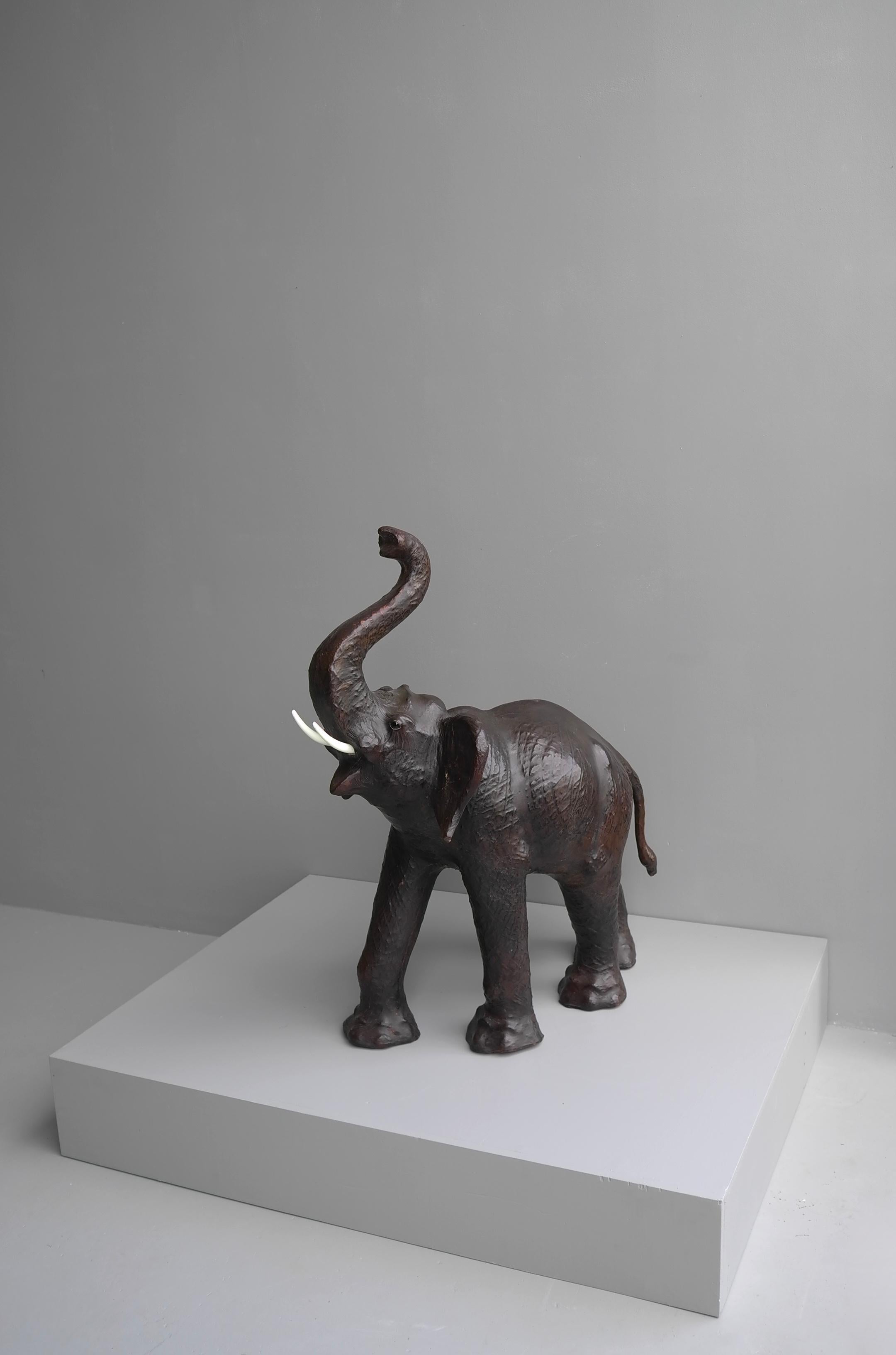 20ième siècle Grande sculpture décorative d'éléphant en cuir marron, mi-siècle moderne en vente