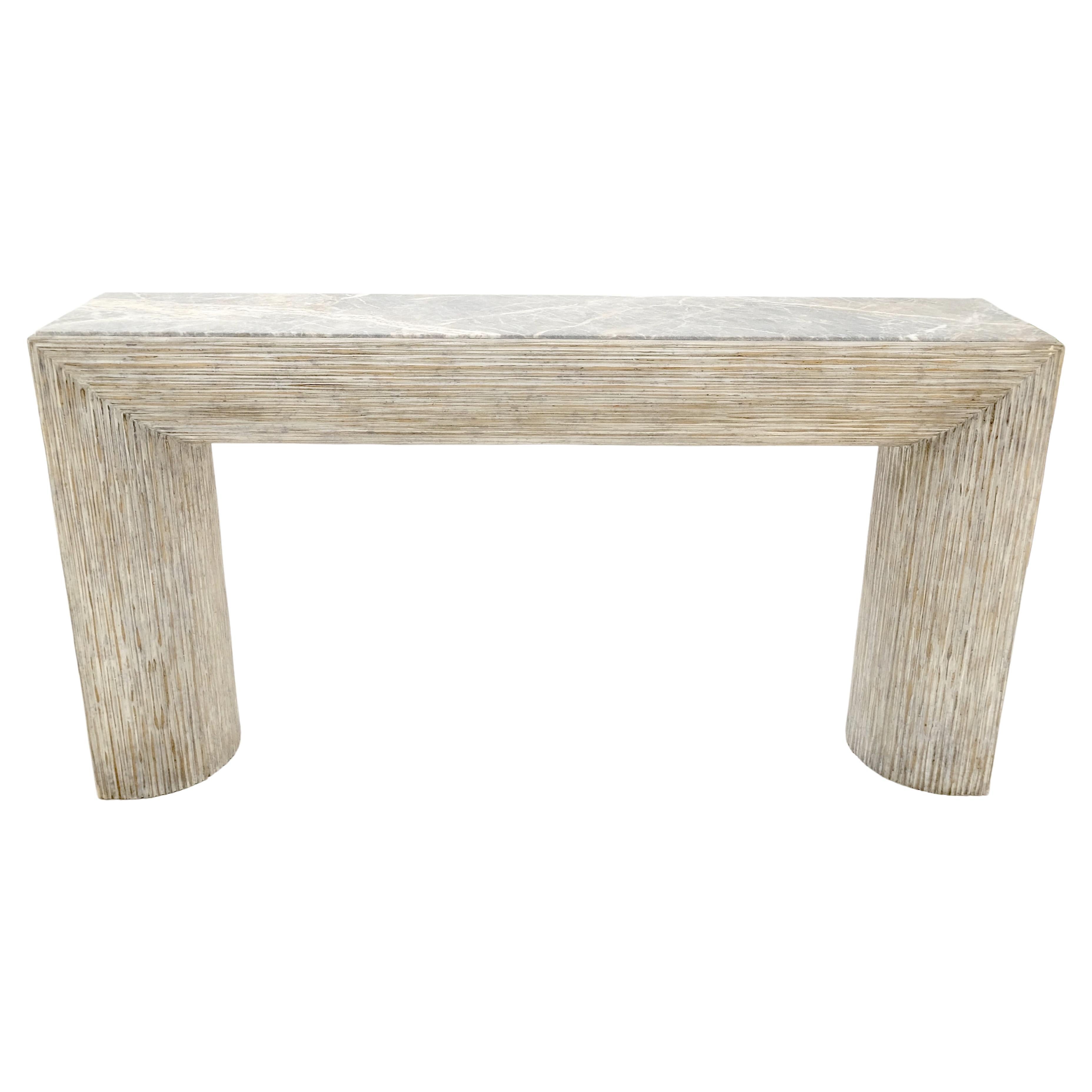 Grande table de canapé décorative sculptée en bois blanc délavé avec plateau en marbre MINT !