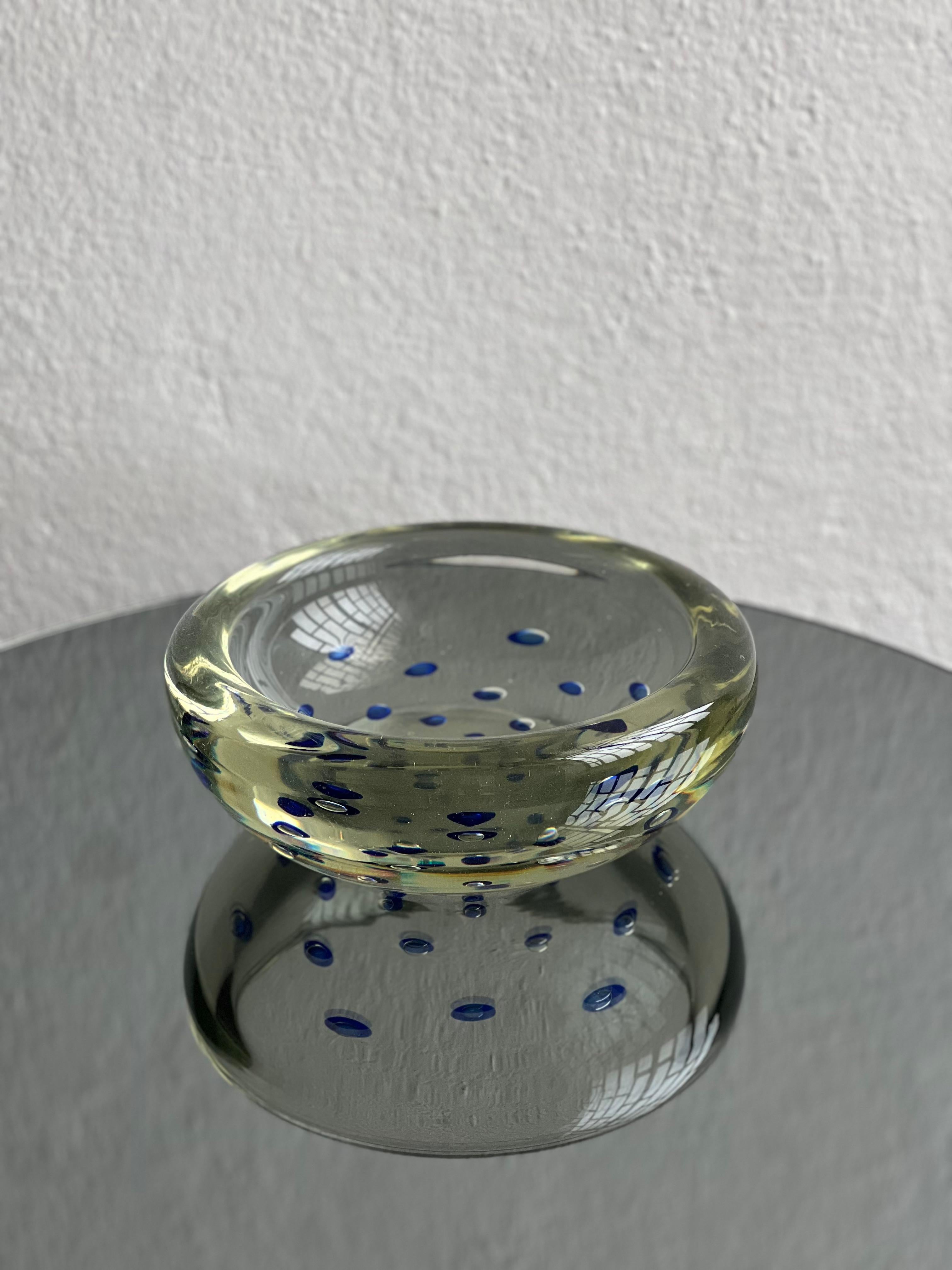 Raro vetro di Murano - Murano da collezione - Grande centrotavola in vetro artistico

Grande, spesso, pesante ed estremamente attraente centrotavola/balestra in vetro di Murano trasparente, opera della leggendaria manifattura V.A.M.S.A. (Vetreria