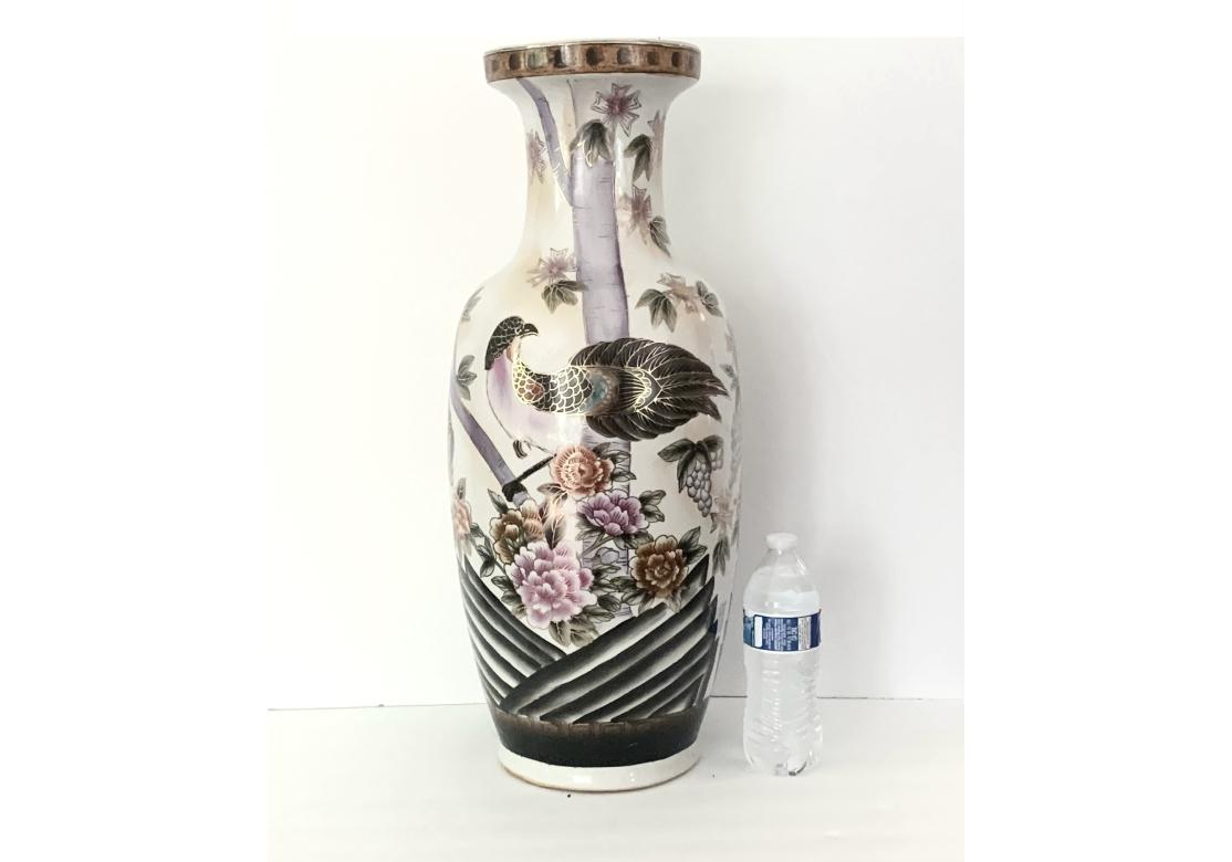 Gran jarrón decorativo de cerámica china con pájaros en venta 5