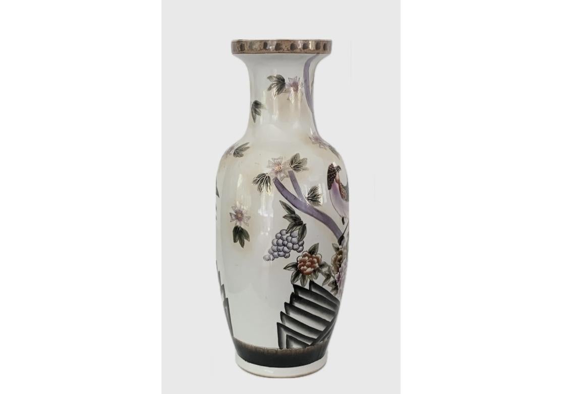 Gran jarrón decorativo de cerámica china con pájaros Chinoiserie en venta