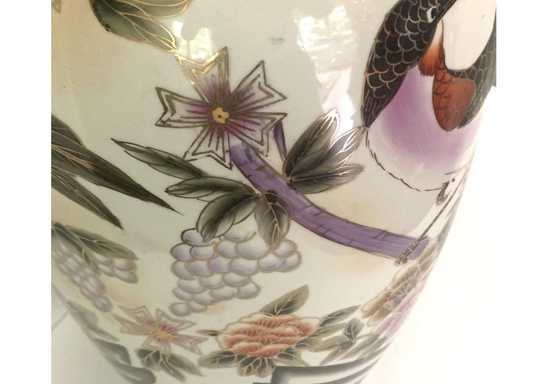 Gran jarrón decorativo de cerámica china con pájaros Pintado a mano en venta