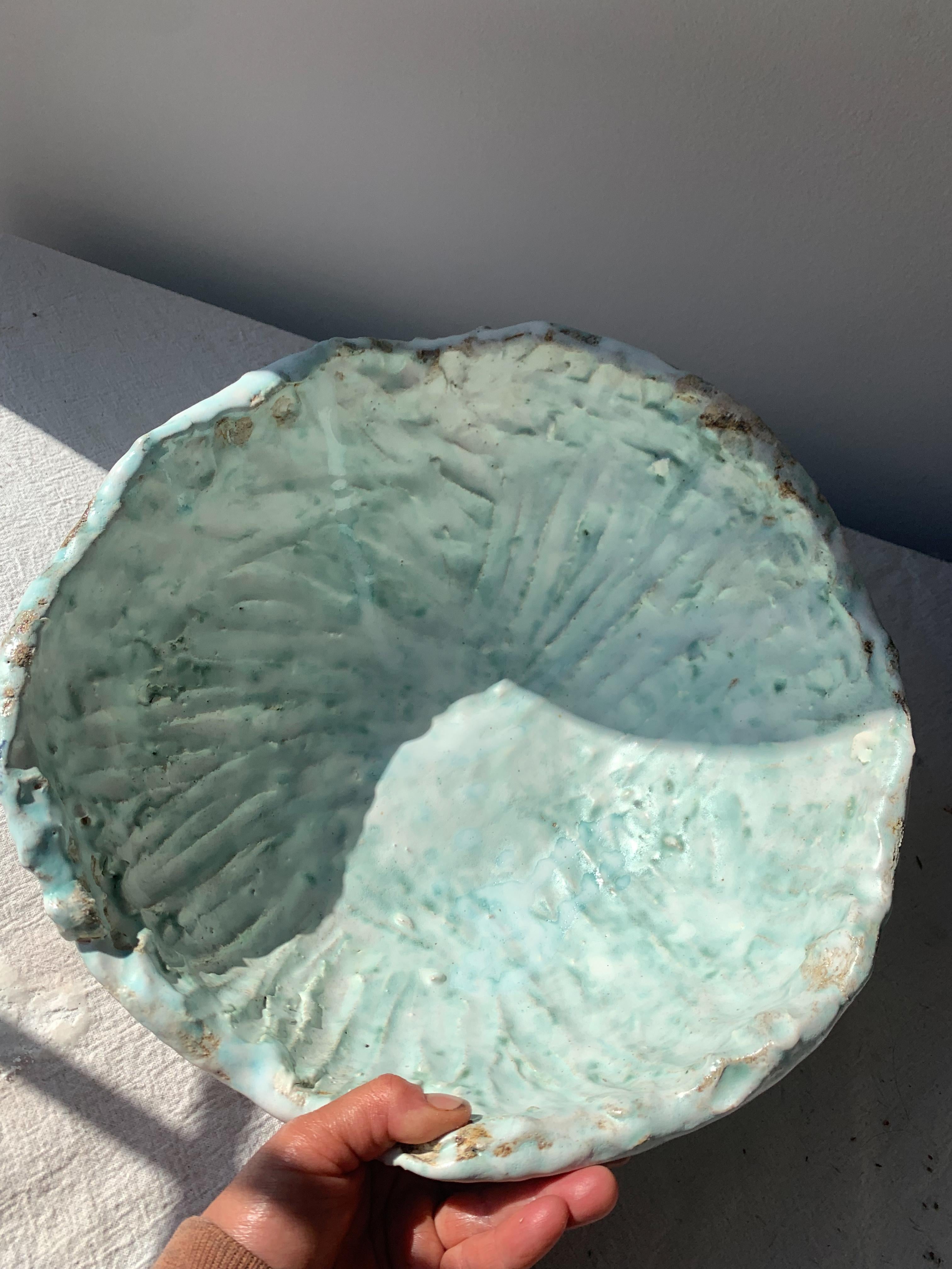 Cuenco decorativo grande de cerámica en espiral, blanco con lavado de óxido de cobre Moderno orgánico en venta