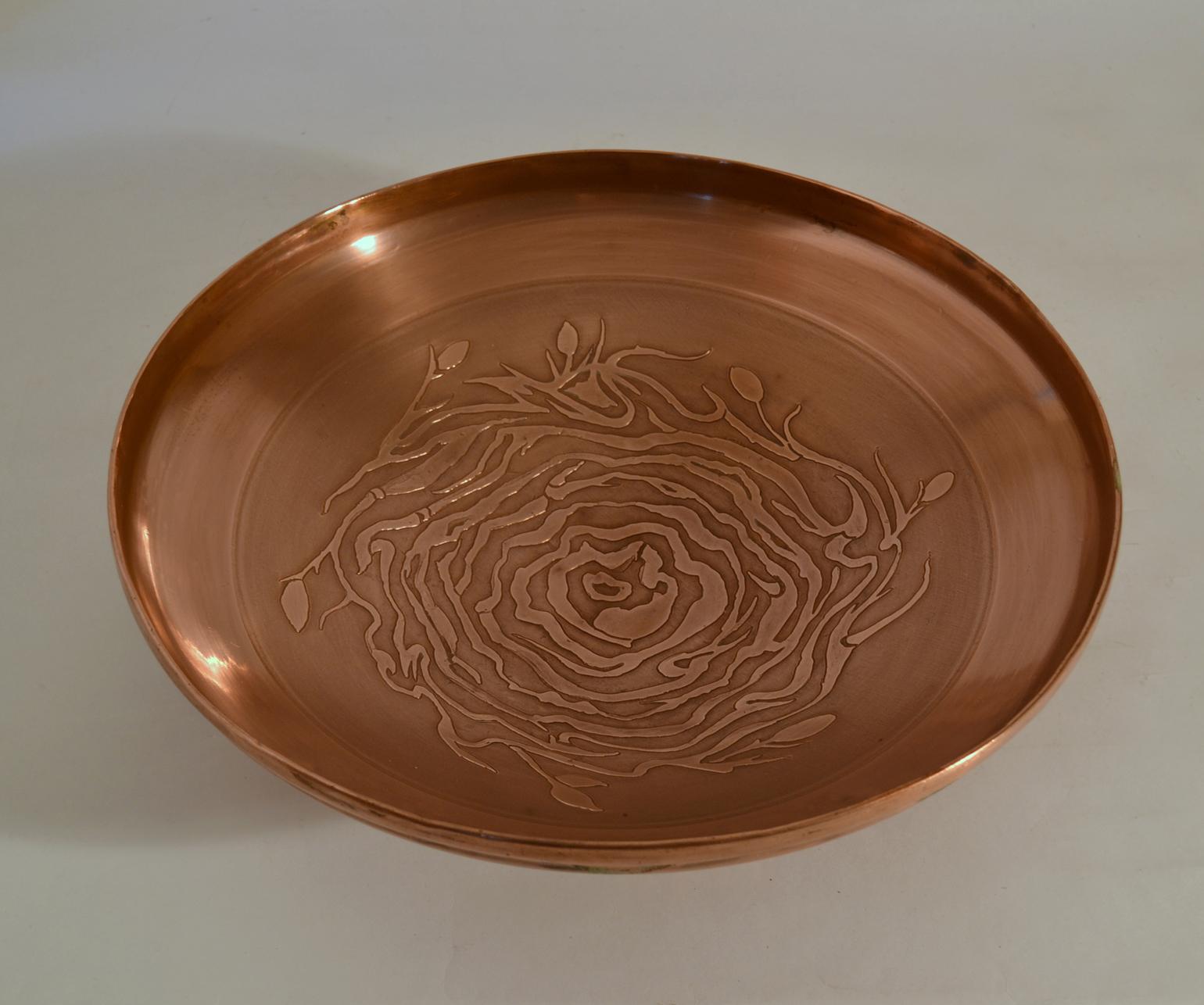 Large Decorative Copper Bowl with Etched Motive In Excellent Condition For Sale In London, GB