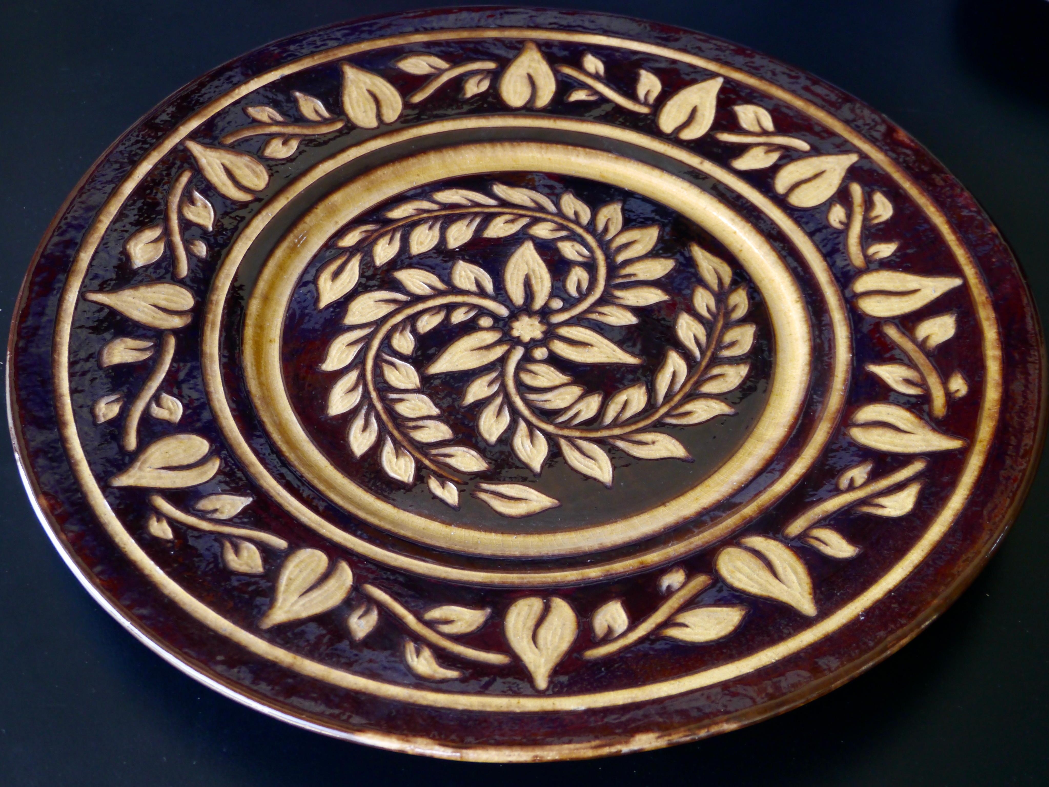Exceptional dimensions for this extra-large dish which can be also a wall-mounted decoration.
Glazed earthenware with incised floral decor.

Hollow stamp on the back.

Ceramic center since Antiquity, the charming city of Biot has gained notoriety