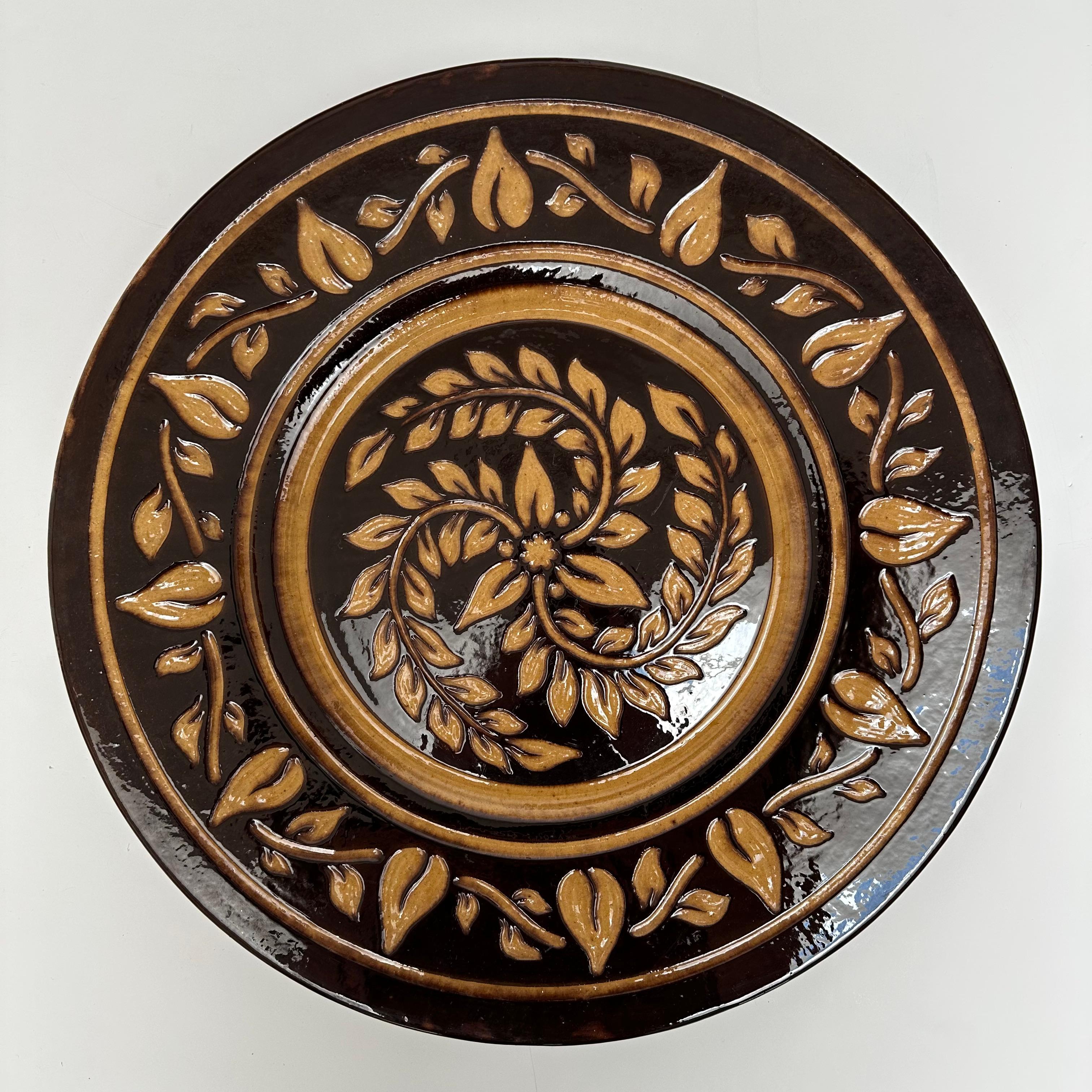 Dimensiones excepcionales para este plato extragrande que puede ser también un adorno de pared.
Loza vidriada con decoración floral incisa.

Sello hueco en la parte posterior.

Centro cerámico desde la Antigüedad, la encantadora ciudad de Biot ha