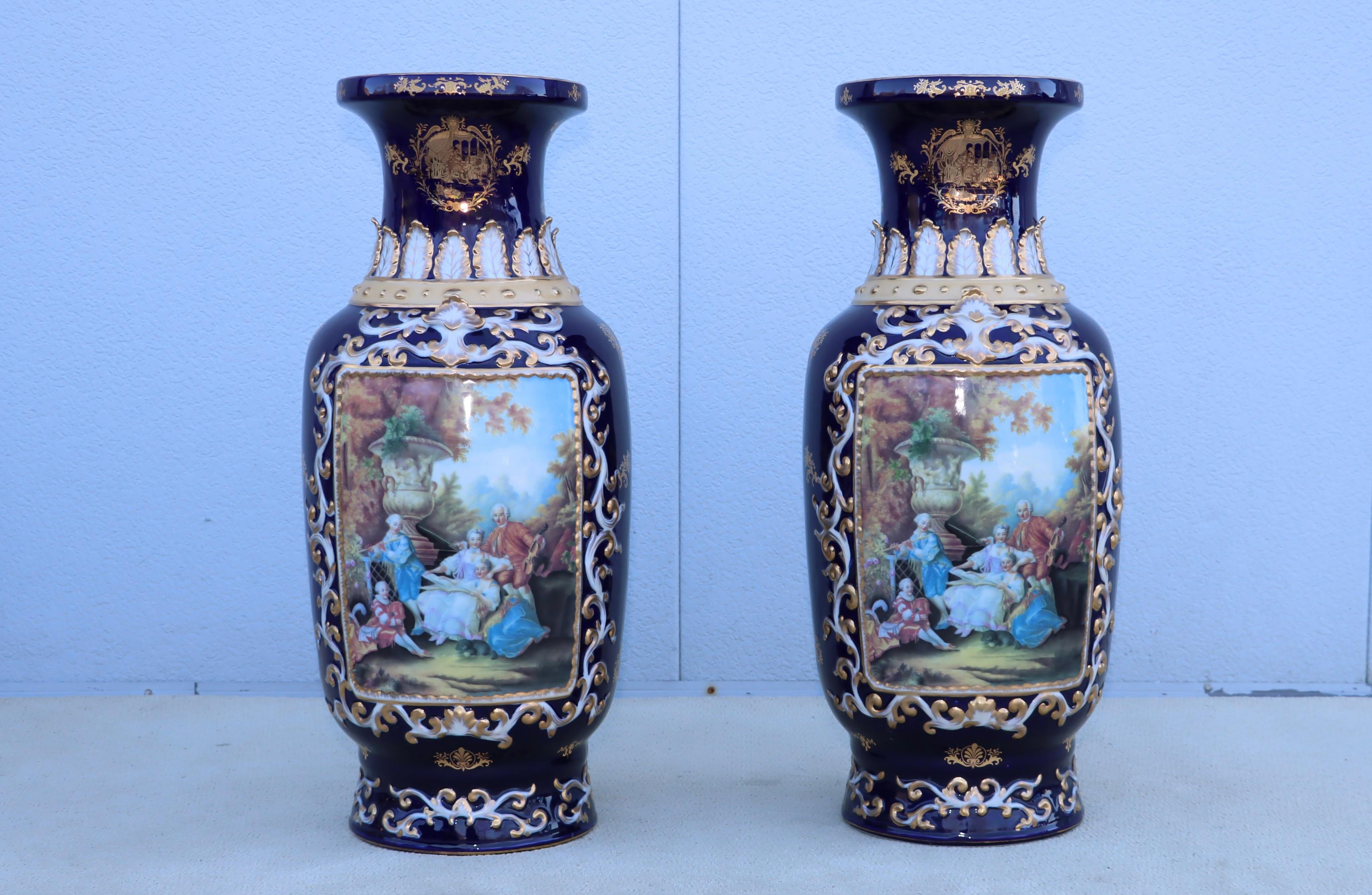 Amazing pair of large Richard Klemm style floor decorative vases, with cylindrical form and wide opening, with beautiful detail and design, in very good vintage condition.