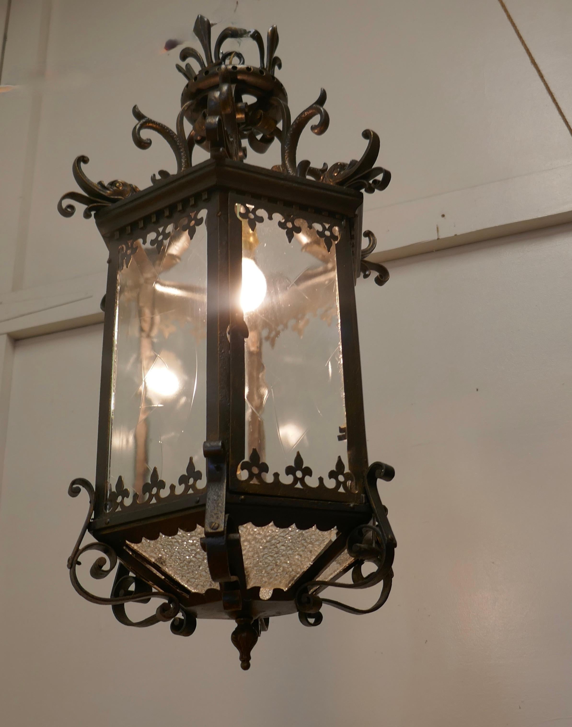 Large Decorative French Hall Lantern In Good Condition For Sale In Chillerton, Isle of Wight