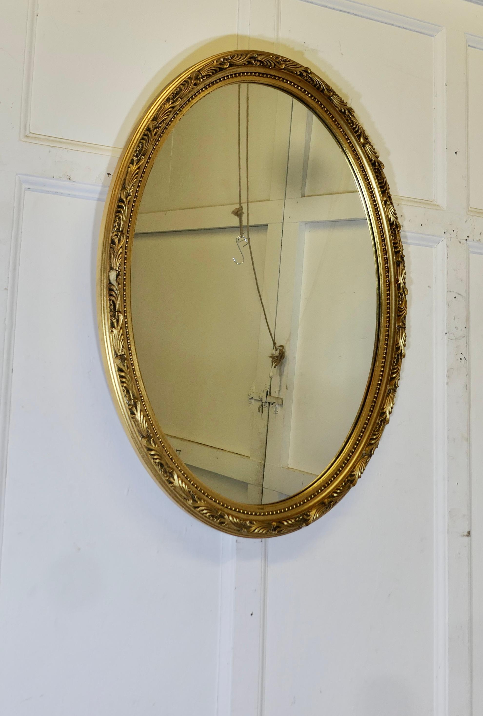 Gran Espejo Oval Dorado Decorativo

Este Espejo tiene un marco ovalado moldeado de 5 cm de ancho, este tiene un buen acabado dorado
El marco oval está en buen estado, al igual que el espejo.
El espejo mide 23