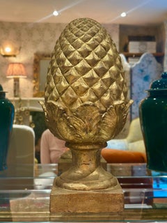 Grande ananas decorativo dorato su base a plinto