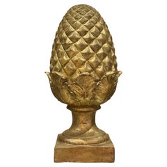 Grande ananas decorativo dorato su base a plinto